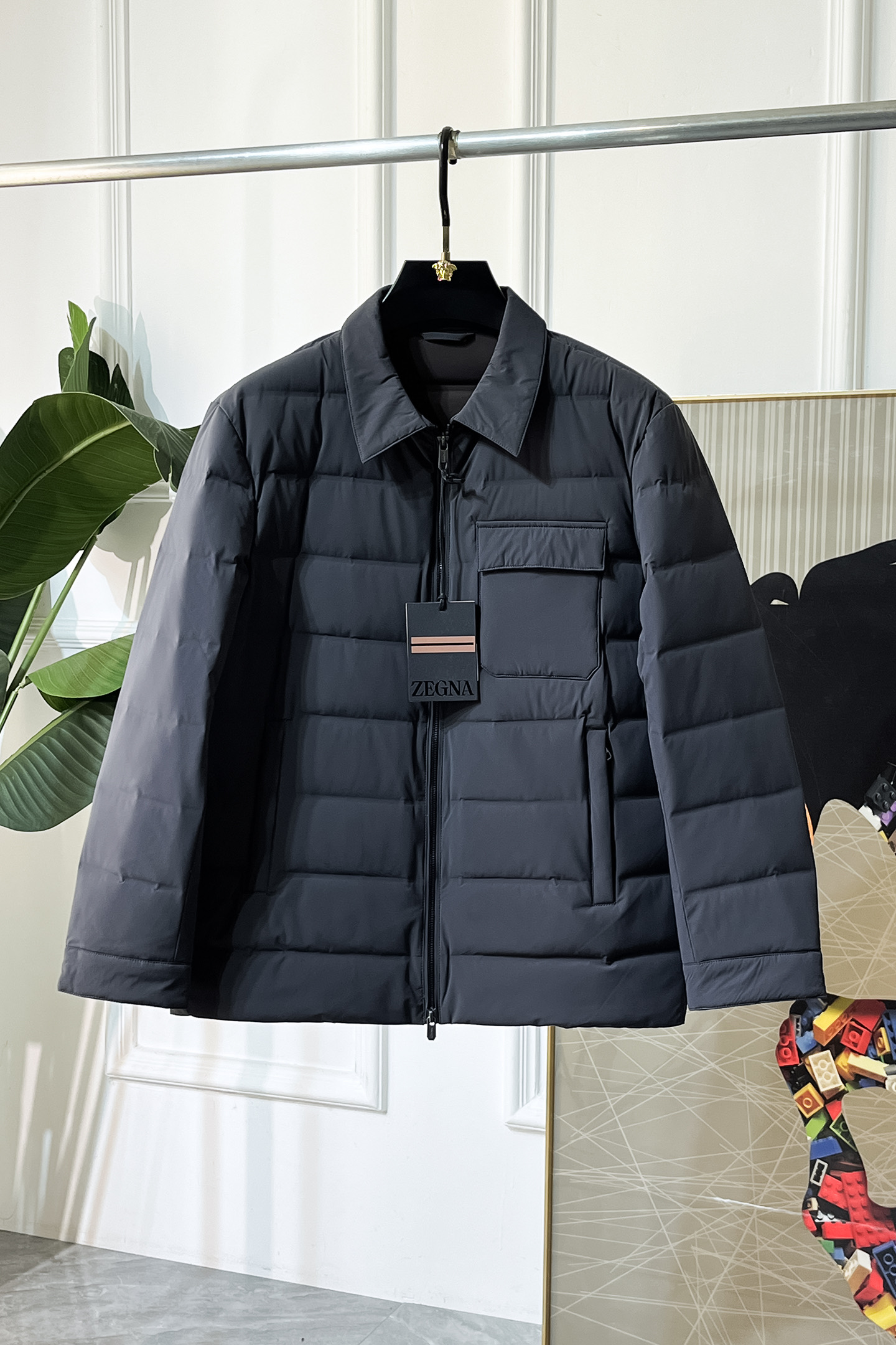 NO:612476,High version!  Genia -  2025 new winter down jacket, high-quality design, is a must-have for any man, handsome and handsome. Heavy craftsmanship, 90 down filling, but the fashion stance remains firm, first-class texture, crisp and slim. Classic lapel down, mature and stable style, fine texture, good gloss, and very clear texture, simple and elegant style, strong fashion, version leading the current trend, very good upper body effect, novel fabric, soft feel  Fearless and changeable, blooming in comfort and uniqueness. Calmly and confidently walk the way of urban sportsman's spring clothing. Multi-touch fabric selection, showing the eclectic charm. The upper body will not have any wrinkles, the fit is excellent, the upper body is stylish and handsome, the customized accessories are iconic, and the details determine success or failure. Color picture size S-2XL can be worn up to 190 pounds.,,zegna,jackets & coats,down jacket,alexander wang19860909高版本！杰尼娅 - 2025年冬季新款羽绒服外套,高品质设计,是任何男人都必备的王牌好货,帅气爆表.重工艺直冲工艺,90绒填充,但时尚立场坚挺如故,质感一流,挺括修身.经典翻领的羽绒,成熟稳重风,质感细腻,光泽感佳,且纹理非常清晰,款式简洁大气,时尚度强、版型引领当前趋势,上身效果非常好,面料新颖,手感软 无畏多变,舒适与独特中绽放.从容、自信游走都市型男春装之道.多重触感的面料选择,彰显不拘一格的魅力上身不会有任何褶皱,版型极好,上身有型帅气,定制辅料带有标志性,细节决定成败.颜色图色 尺码S-2XL 最大可穿到190斤.,,zegna,jackets & coats,down jacket,alexander wang,Men's clothing