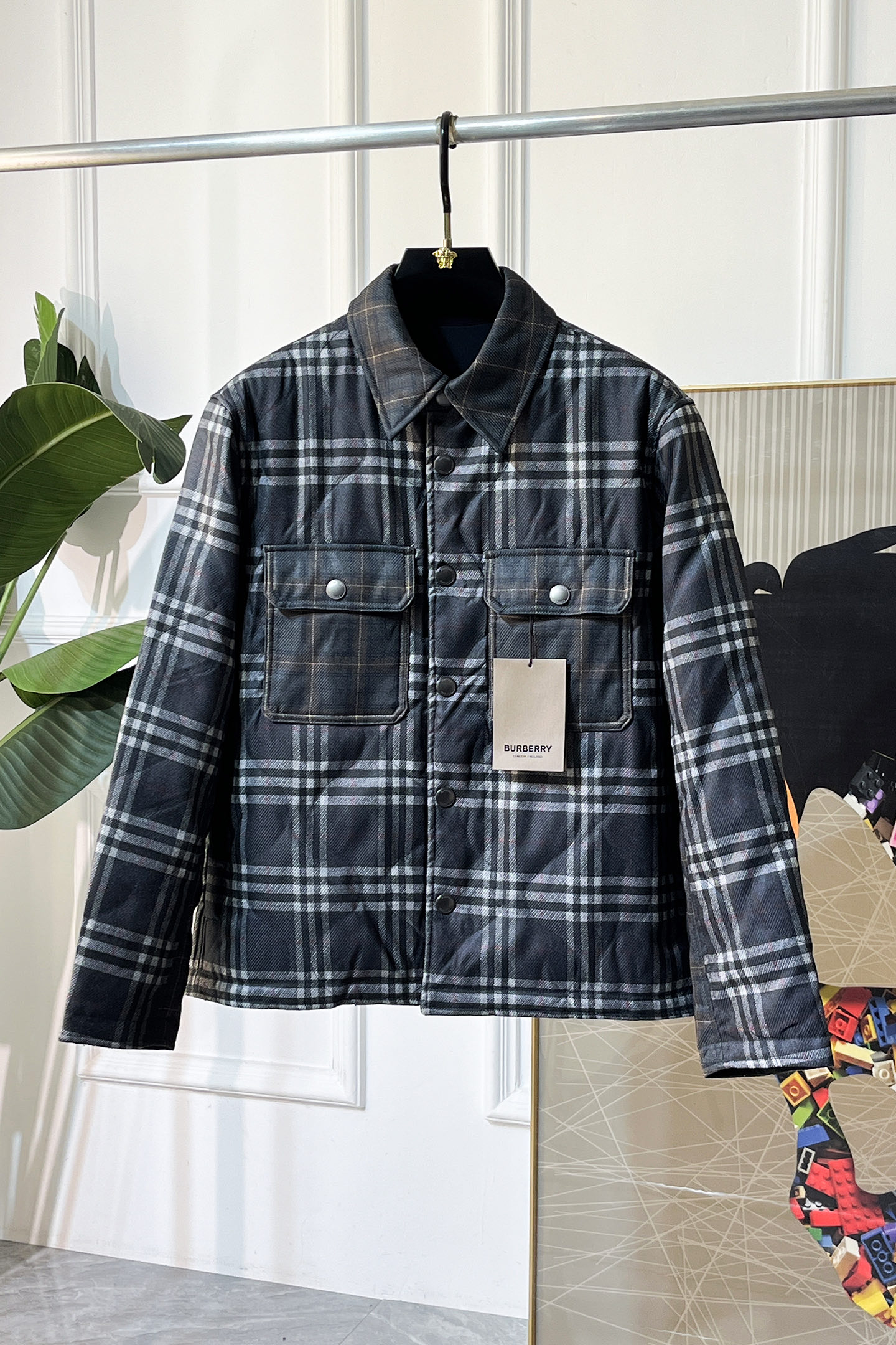 NO:612364,Burberry - 2025ss autumn and winter hot-selling premium cotton jacket, customized with high-quality polyester fiber fabric!  Logo design with top fashion big-name elements, complete with three standards!  Original hardware accessories, smooth lines, exquisite craftsmanship, awesome upper body shape, comfortable fabrics, windproof and warm, it is very fashionable, handsome and a must-have for casual and fashionable men with any combination!  Sizes S-XL can fit up to 190 pounds!  ,,burberry,jackets & coats,alexander wang19860909巴宝莉- 2025ss秋冬大爆款精品棉衣外套,定制高品质聚酯纤维面料！顶级时尚大牌元素logo设计,三标齐全！原版五金辅料,线条流畅,工艺精致,上身版型超赞,面料舒适,挡风保暖,随意搭配都非常时尚帅气休闲时尚男仕必备款哦！尺码S-XL 最大可穿190斤！,,burberry,jackets & coats,alexander wang,Men's clothing