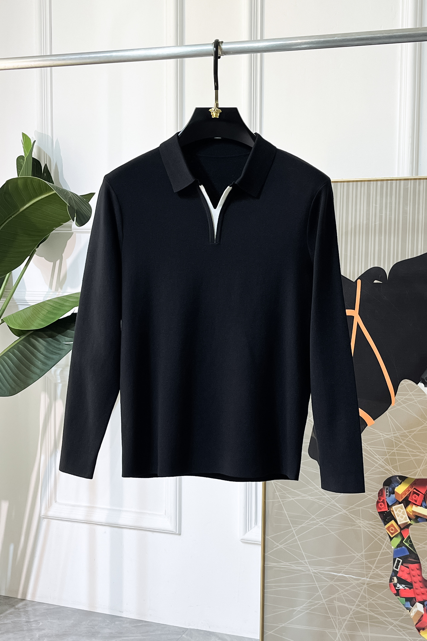 NO:612447,LP Noyo - 2025ss Autumn and Winter counter's popular knitted sweater, casual and fashionable outer wear, a must-have for inner wear, custom-made imported sheep wool fabric, the fabric has a delicate feel, close to the body and is comfortable without digging into the flesh, and the upper body has a good shape. It is warm to wear, and the counter logo design is very unique. The original quality and craftsmanship are definitely the highest version in the market. The top original version is awesome to wear. It is soft and crisp, not easy to deform. The seams and seams are very rigorous and elegant. Absolute first-line OEM requirements!  Don’t miss it, male gods!  Size M-3XL,,loro piana,alexander wang19860909LP诺悠 - 2025ss秋冬专柜大爆款针织毛衫,休闲时尚外穿 内搭必备款,定制进口绵羊毛面料,面料手感细腻,贴身舒适不扎肉,上身版型好 穿着保暖,专柜标志设计非常独特,原版品质与工艺 绝对市场最高版本 顶级原版穿着超赞 柔顺挺括,不易变形.锁边缝盘都非常严谨考究 绝对一线代工要求！男神们别错过！ 尺码 M-3XL,,loro piana,alexander wang,Men's clothing