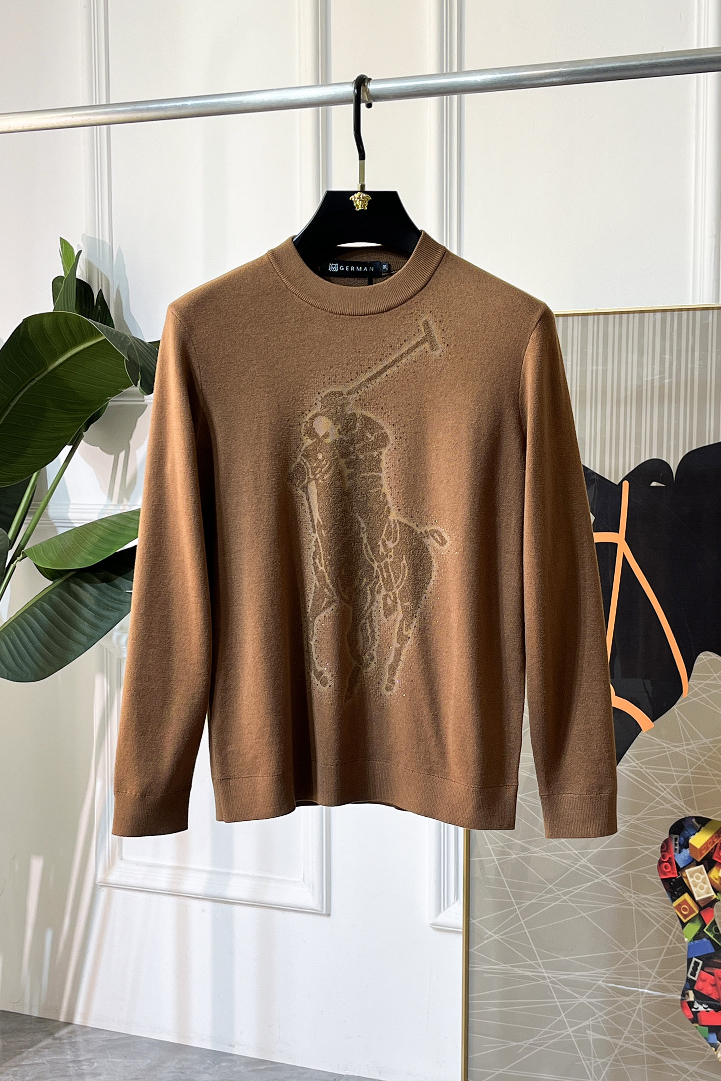 NO:612486,Paul - 2025SS autumn and winter counter's popular knitted sweater, casual and fashionable outer wear, a must-have for inner wear, custom-made imported sheep wool fabric, the fabric has a delicate feel, close to the body and is comfortable without digging into the flesh, and the upper body has a good shape. It is warm to wear, and the counter logo design is very unique. The original quality and craftsmanship are definitely the highest version on the market. The top original version is awesome to wear. It is soft and crisp, not easy to deform. The seams and seams are very rigorous and elegant. Absolutely the first-line OEM requirements!  Don’t miss it, male gods!  Size M-3XL,,alexander wang19860909保罗 - 2025ss秋冬专柜大爆款针织毛衫,休闲时尚外穿 内搭必备款,定制进口绵羊毛面料,面料手感细腻,贴身舒适不扎肉,上身版型好 穿着保暖,专柜标志设计非常独特,原版品质与工艺 绝对市场最高版本 顶级原版穿着超赞 柔顺挺括,不易变形.锁边缝盘都非常严谨考究 绝对一线代工要求！男神们别错过！ 尺码 M-3XL,,alexander wang,Men's clothing