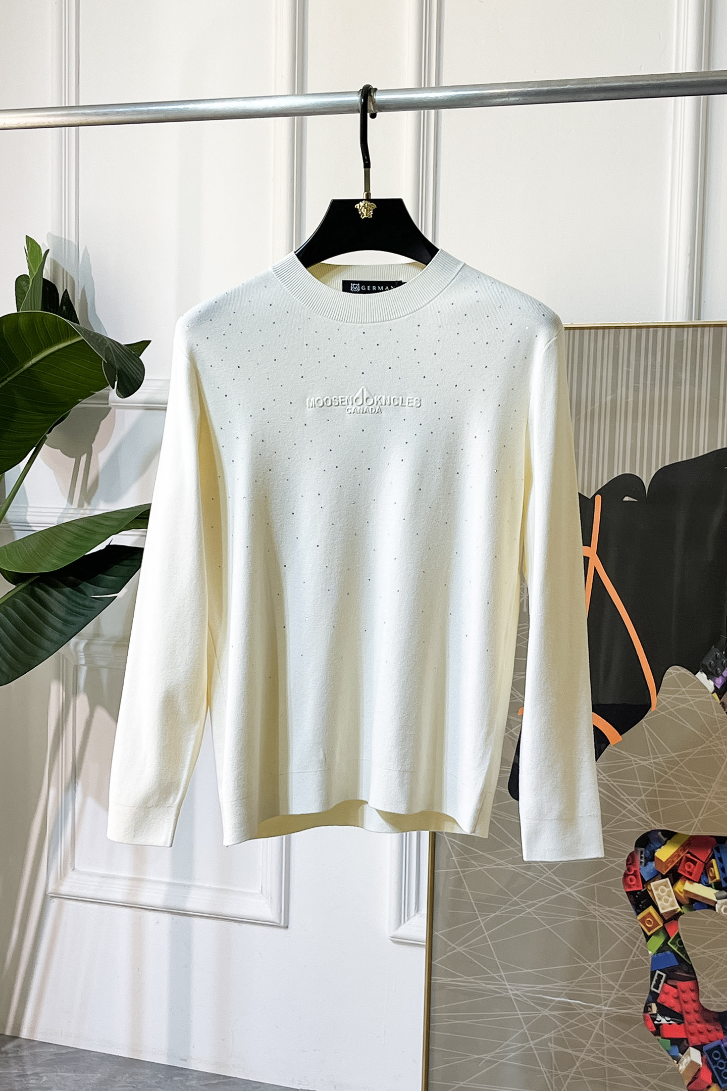 NO:612483,Givenchy - 2025ss Autumn and Winter Counter Hot Knitted Sweaters, Casual and Fashionable Outerwear, Must-Have Interior Style, Customized Imported Sheep Wool Fabric, The Fabric Has a Fine Handle, Comfortable Close-fitting and Does Not Pinch the Flesh, Good Upper Body Shape, Keeps Warm, The Counter Logo Design is Very Unique, Original Quality and Craftsmanship, Absolutely the Highest Version on the Market. Top Original Originals Wear Awesome, Smooth and Stiff, Not Easily Deformed. The Overlocking and Sewing Plates Are Very Rigorous, Absolute First-line OEM Requirements!  Don’t miss it, male gods!  Size M-3XL,,givenchy,alexander wang19860909纪梵希 - 2025ss秋冬专柜大爆款针织毛衫,休闲时尚外穿 内搭必备款,定制进口绵羊毛面料,面料手感细腻,贴身舒适不扎肉,上身版型好 穿着保暖,专柜标志设计非常独特,原版品质与工艺 绝对市场最高版本 顶级原版穿着超赞 柔顺挺括,不易变形.锁边缝盘都非常严谨考究 绝对一线代工要求！男神们别错过！ 尺码 M-3XL,,givenchy,alexander wang,Men's clothing