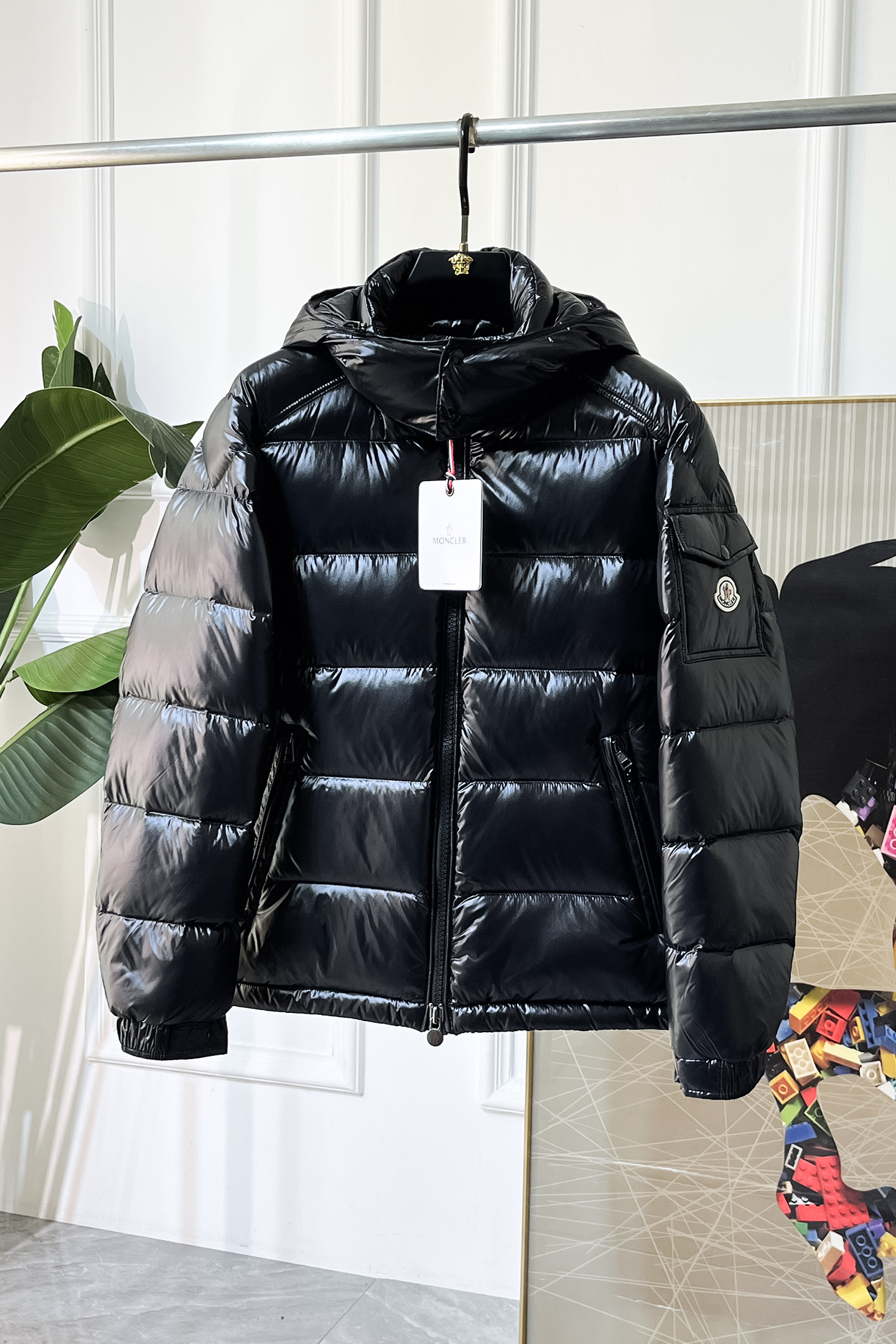 NO:661641,Top quality goose down version!  Mouth -  2025 new winter goose down down jacket, high-quality design, is a must-have for any man, handsome and handsome. Heavy craftsmanship, 90% goose down filling, but the fashion stance remains firm, first-class texture, crisp and slim. Classic lapel down, mature and stable style, fine texture, good gloss, and very clear texture, simple and elegant style, strong fashion, version leads the current trend, the upper body effect is very good, the fabric is novel and soft to the touch  Fearless and changeable, blooming in comfort and uniqueness. Calmly and confidently walk the way of urban sportsman's spring clothing. Multi-touch fabric selection, showing the eclectic charm. The upper body will not have any wrinkles, the fit is excellent, the upper body is stylish and handsome, the customized accessories are iconic, and the details determine success or failure. Color, color, size M-3XL, can be worn up to 190 pounds.,, Moncler, jackets & coats, down jacket,  19860909顶级鹅绒版本！蒙口 - 2025年冬季新款鹅绒羽绒服外套,高品质设计,是任何男人都必备的王牌好货,帅气爆表.重工艺直冲工艺,90鹅绒填充,但时尚立场坚挺如故,质感一流,挺括修身.经典翻领的羽绒,成熟稳重风,质感细腻,光泽感佳,且纹理非常清晰,款式简洁大气,时尚度强、版型引领当前趋势,上身效果非常好,面料新颖,手感软 无畏多变,舒适与独特中绽放.从容、自信游走都市型男春装之道.多重触感的面料选择,彰显不拘一格的魅力上身不会有任何褶皱,版型极好,上身有型帅气,定制辅料带有标志性,细节决定成败.颜色图色 尺码M-3XL 最大可穿到190斤.,,Moncler,jackets & coats,down jacket, ,Men's clothing