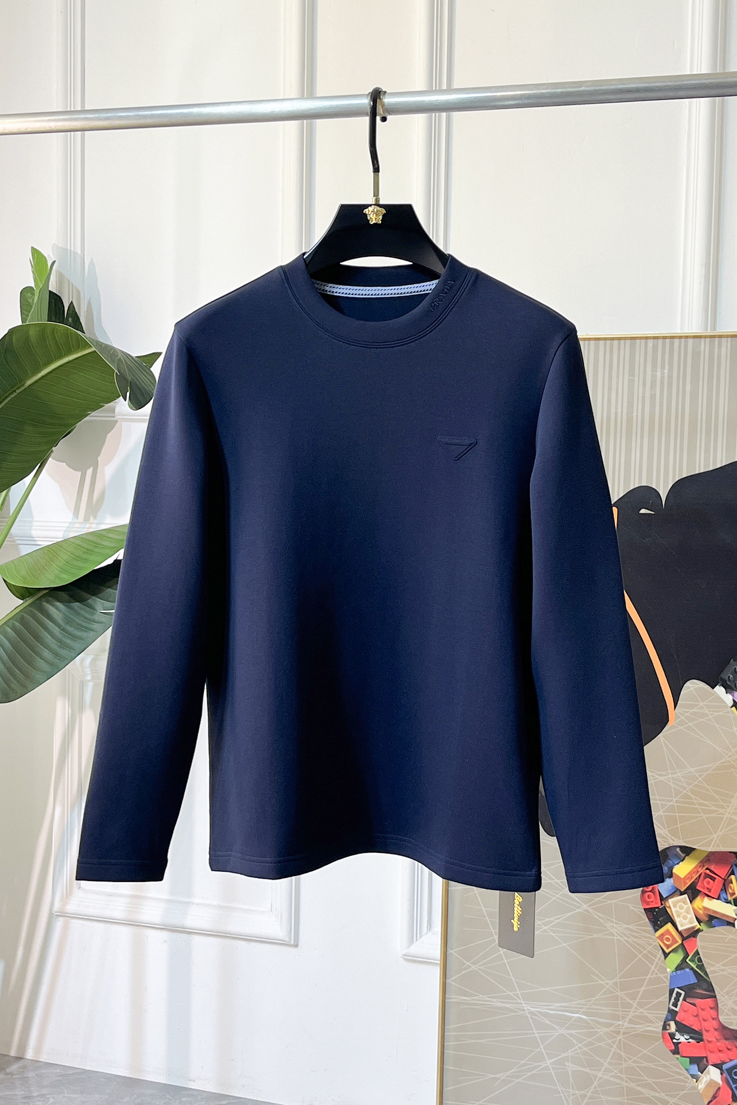 NO:612472,Prada - 2025ss hot new style in autumn, the highest version of fashionable pullover thin velvet sweatshirt and T-shirt, a classic that must be released every year. Favored and respected by major stars, it selects high-end European cotton blended fabrics, made with heavy craftsmanship, original hardware accessories logo design, soft and smooth, and dense texture!  Stylish upper body!  One of the impeccable must-have styles for autumn!  M-4XL can wear up to 200 pounds!  ,,prada,hoodie,sweatshirts,tees,t-shirt,alexander wang19860909普拉达 - 2025ss秋季大爆新款,最高版本时尚套头薄绒卫衣T恤、每年必出的经典之作.受各大明星的青睐推崇,精选高端欧棉混纺面料,重工艺制作,原版五金辅料logo设计,柔软顺滑,质地密实！上身时尚有型！秋季无可挑剔必选款式之一！M-4XL 最大穿200斤！,,prada,hoodie,sweatshirts,tees，t-shirt,alexander wang,Men's clothing