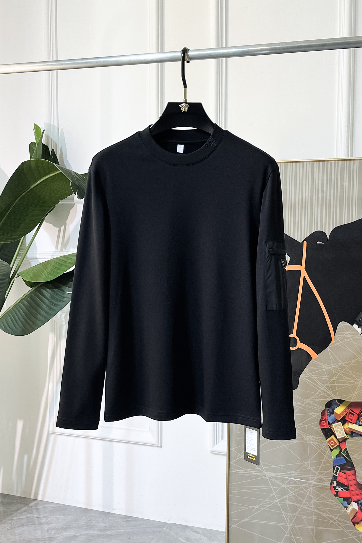 NO:612390,Prada - 2025ss autumn hot-selling thin velvet long-sleeved T-shirt, made of customized high-grade cotton fabric, fashionable big-name element logo design, soft, delicate, comfortable and warm, made with multiple craftsmanship, a basic base layer shirt is indispensable in a man's wardrobe. It can be used to match various clothes anytime and anywhere to meet your daily life needs. The design of the clothes is simple but not simple. Dear friends, hurry up and get it. Standard version, size M~4XL, the maximum weight can be worn!  ,,prada,tees,t-shirt,alexander wang19860909普拉达 - 2025ss秋装大爆款薄绒长袖T恤,采用定制高级棉面料 时尚大牌元素logo设计,柔软细腻舒适保暖,多重工艺制作,男人的衣柜都少不了基础打底衫 随时随地都可以拿来搭配各种服饰 满足您日常生活需求 ,衣服设计简约而不简单 , 亲们赶紧入手 标准版型 尺码M~4XL 最大可穿斤！,,prada,tees，t-shirt,alexander wang,Men's clothing