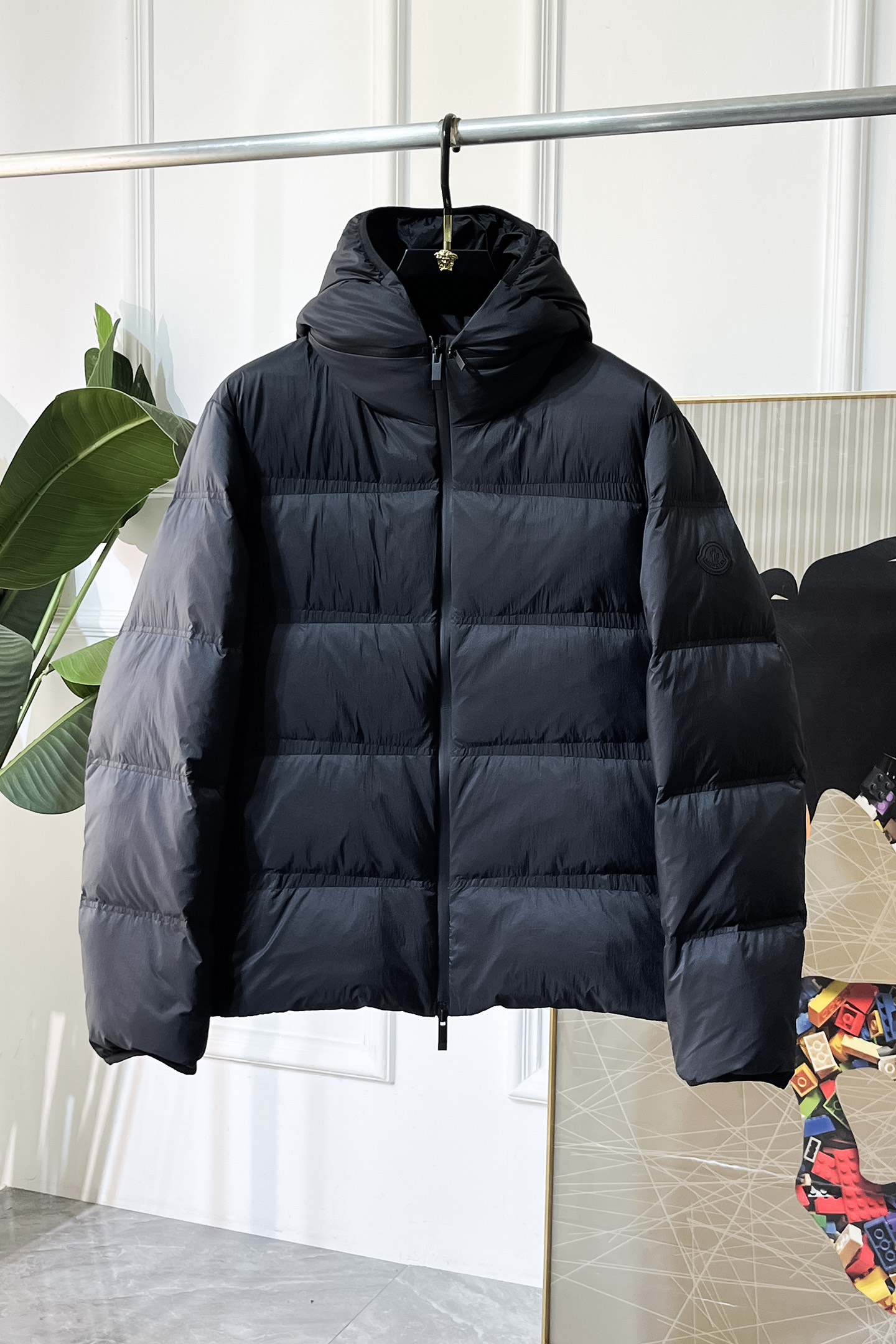 NO:628587,Brand MONC*ER hooded mouth Price Color Black Brown Size M-3XL Introducing the 2025 new autumn and winter men's down jacket, customized limited edition, trading company order, windproof and thickened to keep warm, a cold-resistant outerwear in extremely cold weather, each down jacket must be temperature tested to achieve the best outdoor wearing effect, warmth and fashion.  The upper body silhouette is excellent, with custom-made fabrics supplied by Italian customers, and the visual effect is super strong. The warmth retention, wind resistance, and waterproof performance are all top-notch. The latest down jacket released by the counter is made of 90 white duck down and 10 feathers, which is the standard of the highest-end down jacket.  , filled with 90 imported international new standard white duck down, fluffy, thick and warm, with strong resilience, no pressure to cope with cold winters. Exported by trading companies, foreign orders, classic solid color design, original hardware accessories, fashionable and elegant, all details are meticulous, world-class design, absolutely versatile, a must-have warm product for autumn and winter that can be used for business, leisure and outdoor use.,,jackets & coats,down jacket,alexander wang19860909品牌MONC*ER蒙*口 价格 颜色黑色 棕色 尺码M-3XL 介绍2025秋冬新品男士羽绒服外套,定制限量款,贸易公司订单,挡风加厚保暖,极端寒冷的天气里的御寒外衣,每件羽绒衣都要经过温度测试,以达到最好的室外穿着效果,保暖兼备时尚感, 上身廓形极好,意大利客供定制面料,视觉效果超强.保暖性,防风度,防水性能都是超一流的.专柜最新出炉羽绒服,采用专柜90白鸭绒,10羽毛 ,是最高端羽绒服的标准 ,内充90进口国际新标白鸭绒,蓬松厚实保暖,回弹力极强,应对寒冬无压力.贸易公司出口,国外订单,经典纯色设计,原版五金辅料,时尚大方,一切细节做到一丝不苟,全球一流设计,绝对百搭无敌,秋冬必备的一款商务休闲户外都可驾驭的保暖胜品.,,jackets & coats,down jacket,alexander wang,Men's clothing