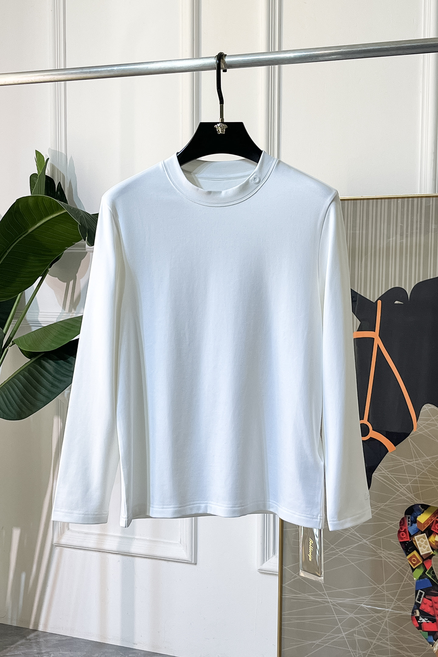 NO:612394,Ferragamo - 2025ss Autumn Popular Thin Velvet Long Sleeve T-shirt, made of customized high-grade cotton fabric, fashionable big-name element logo design, soft, delicate, comfortable and warm, made with multiple processes, a basic base layer shirt is indispensable in a man's wardrobe. It can be used to match various clothes anytime and anywhere to meet your daily needs. The design of the clothes is simple but not simple. Dear friends, hurry up and get it. Standard version, size M~3XL, maximum weight can be worn!  ,,ferragamo,tees,t-shirt,alexander wang19860909菲拉格慕 - 2025ss秋装大爆款薄绒长袖T恤,采用定制高级棉面料 时尚大牌元素logo设计,柔软细腻舒适保暖,多重工艺制作,男人的衣柜都少不了基础打底衫 随时随地都可以拿来搭配各种服饰 满足您日常生活需求 ,衣服设计简约而不简单 , 亲们赶紧入手 标准版型 尺码M~3XL 最大可穿斤！,,ferragamo,tees，t-shirt,alexander wang,Men's clothing