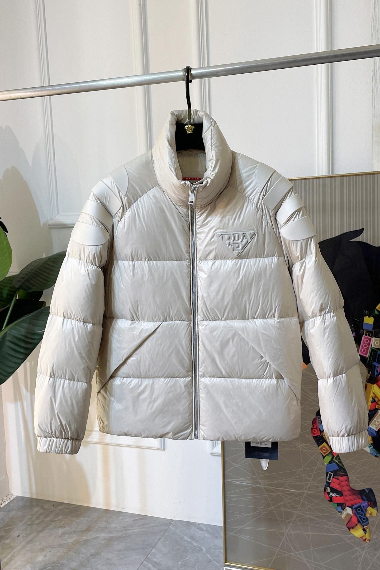 NO:612513,High version!  Prada - 2025 new winter down jacket, high-quality design, a must-have for any man, handsome and handsome. Heavy craftsmanship, 90 down filling, but the fashion stance remains firm, first-class texture, crisp and slim. Classic lapel down, mature and stable style, fine texture, good gloss, and very clear texture, simple and elegant style, strong fashion, version leading the current trend, very good upper body effect, novel fabric, soft feel  Fearless and changeable, blooming in comfort and uniqueness. Calmly and confidently walk the way of urban sportsman's spring clothing. Multi-touch fabric selection, showing the eclectic charm. The upper body will not have any wrinkles, the shape is excellent, the upper body is stylish and handsome, the customized accessories are iconic, and the details determine success or failure. Color picture size M-3XL can be worn up to 190 pounds.,, prada, jackets & coats, down jacket, alexander wang19860909高版本！普拉达 - 2025年冬季新款羽绒服外套,高品质设计,是任何男人都必备的王牌好货,帅气爆表.重工艺直冲工艺,90绒填充,但时尚立场坚挺如故,质感一流,挺括修身.经典翻领的羽绒,成熟稳重风,质感细腻,光泽感佳,且纹理非常清晰,款式简洁大气,时尚度强、版型引领当前趋势,上身效果非常好,面料新颖,手感软 无畏多变,舒适与独特中绽放.从容、自信游走都市型男春装之道.多重触感的面料选择,彰显不拘一格的魅力上身不会有任何褶皱,版型极好,上身有型帅气,定制辅料带有标志性,细节决定成败.颜色图色 尺码M-3XL 最大可穿到190斤.,,prada,jackets & coats,down jacket,alexander wang,Men's clothing