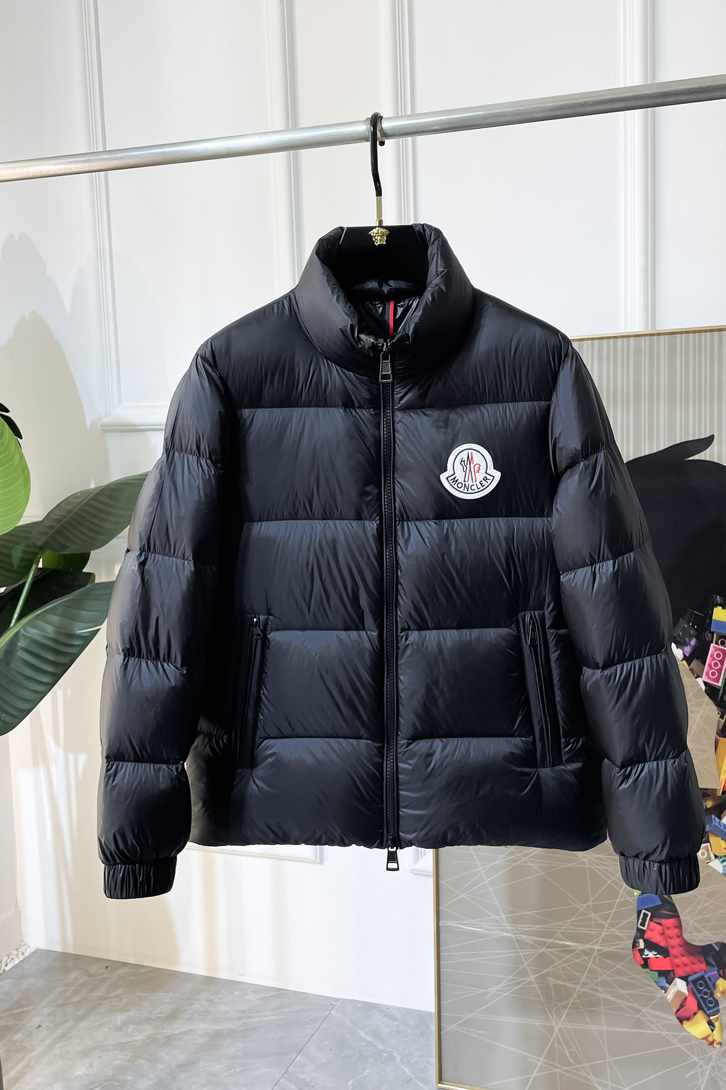 NO:612487,High version!  Mengkou - 2025 new winter down jacket, high-quality design, is a must-have for any man, handsome and handsome. Heavy craftsmanship, 90 down filling, but the fashion stance remains firm, first-class texture, crisp and slim. Classic lapel down, mature and stable style, fine texture, good gloss, and very clear texture, simple and elegant style, strong fashion, version leading the current trend, very good upper body effect, novel fabric, soft hand feel  Fearless and changeable, blooming in comfort and uniqueness. Calmly and confidently walk the way of urban sportsman's spring clothing. Multi-touch fabric selection, showing the eclectic charm. The upper body will not have any wrinkles, the fit is excellent, the upper body is stylish and handsome, the customized accessories are iconic, and the details determine success or failure. Color, color, size M-3XL, can be worn up to 190 pounds.,, Moncler, jackets & coats, down jacket, alexander wang19860909高版本！蒙口 - 2025年冬季新款羽绒服外套,高品质设计,是任何男人都必备的王牌好货,帅气爆表.重工艺直冲工艺,90绒填充,但时尚立场坚挺如故,质感一流,挺括修身.经典翻领的羽绒,成熟稳重风,质感细腻,光泽感佳,且纹理非常清晰,款式简洁大气,时尚度强、版型引领当前趋势,上身效果非常好,面料新颖,手感软 无畏多变,舒适与独特中绽放.从容、自信游走都市型男春装之道.多重触感的面料选择,彰显不拘一格的魅力上身不会有任何褶皱,版型极好,上身有型帅气,定制辅料带有标志性,细节决定成败.颜色图色 尺码M-3XL 最大可穿到190斤.,,Moncler,jackets & coats,down jacket,alexander wang,Men's clothing