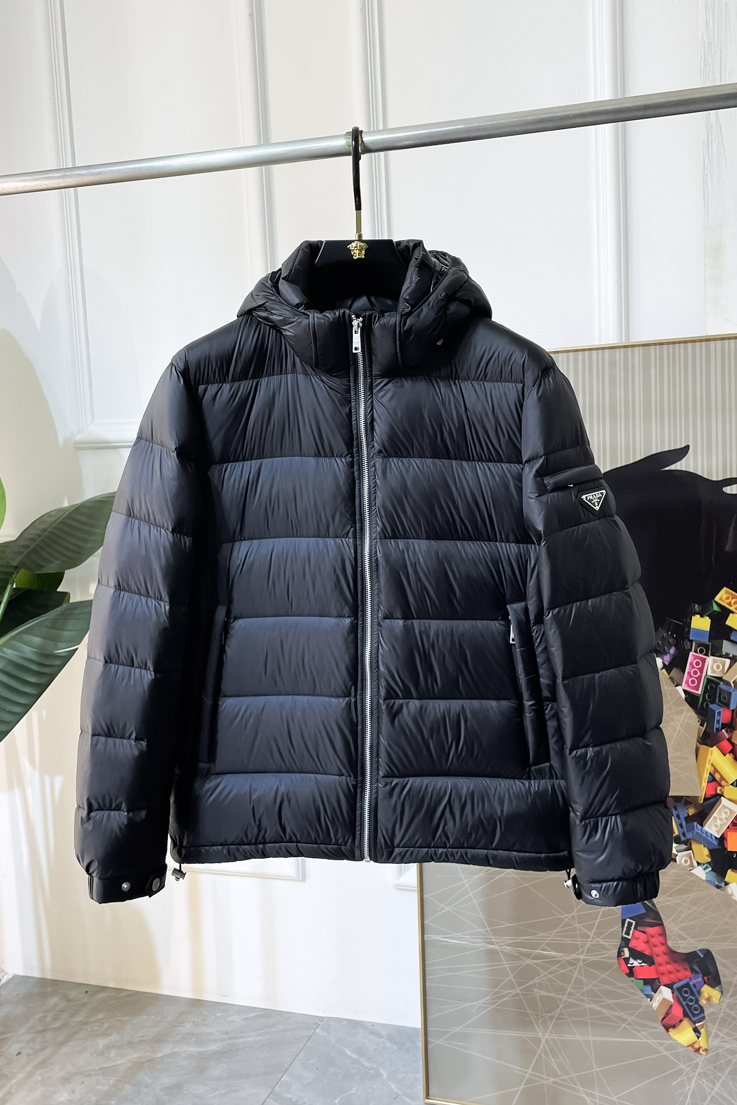 NO:612525,High version!  Prada - 2025 new winter down jacket, high-quality design, a must-have for any man, handsome and handsome. Heavy craftsmanship, 90 down filling, but the fashion stance remains firm, first-class texture, crisp and slim. Classic lapel down, mature and stable style, fine texture, good gloss, and very clear texture, simple and elegant style, strong fashion, version leading the current trend, very good upper body effect, novel fabric, soft feel  Fearless and changeable, blooming in comfort and uniqueness. Calmly and confidently walk the way of urban sportsman's spring clothing. Multi-touch fabric selection, showing the eclectic charm. The upper body will not have any wrinkles, the shape is excellent, the upper body is stylish and handsome, the customized accessories are iconic, and the details determine success or failure. Color picture size M-3XL can be worn up to 190 pounds.,, prada, jackets & coats, down jacket, alexander wang19860909高版本！普拉达 - 2025年冬季新款羽绒服外套,高品质设计,是任何男人都必备的王牌好货,帅气爆表.重工艺直冲工艺,90绒填充,但时尚立场坚挺如故,质感一流,挺括修身.经典翻领的羽绒,成熟稳重风,质感细腻,光泽感佳,且纹理非常清晰,款式简洁大气,时尚度强、版型引领当前趋势,上身效果非常好,面料新颖,手感软 无畏多变,舒适与独特中绽放.从容、自信游走都市型男春装之道.多重触感的面料选择,彰显不拘一格的魅力上身不会有任何褶皱,版型极好,上身有型帅气,定制辅料带有标志性,细节决定成败.颜色图色 尺码M-3XL 最大可穿到190斤.,,prada,jackets & coats,down jacket,alexander wang,Men's clothing