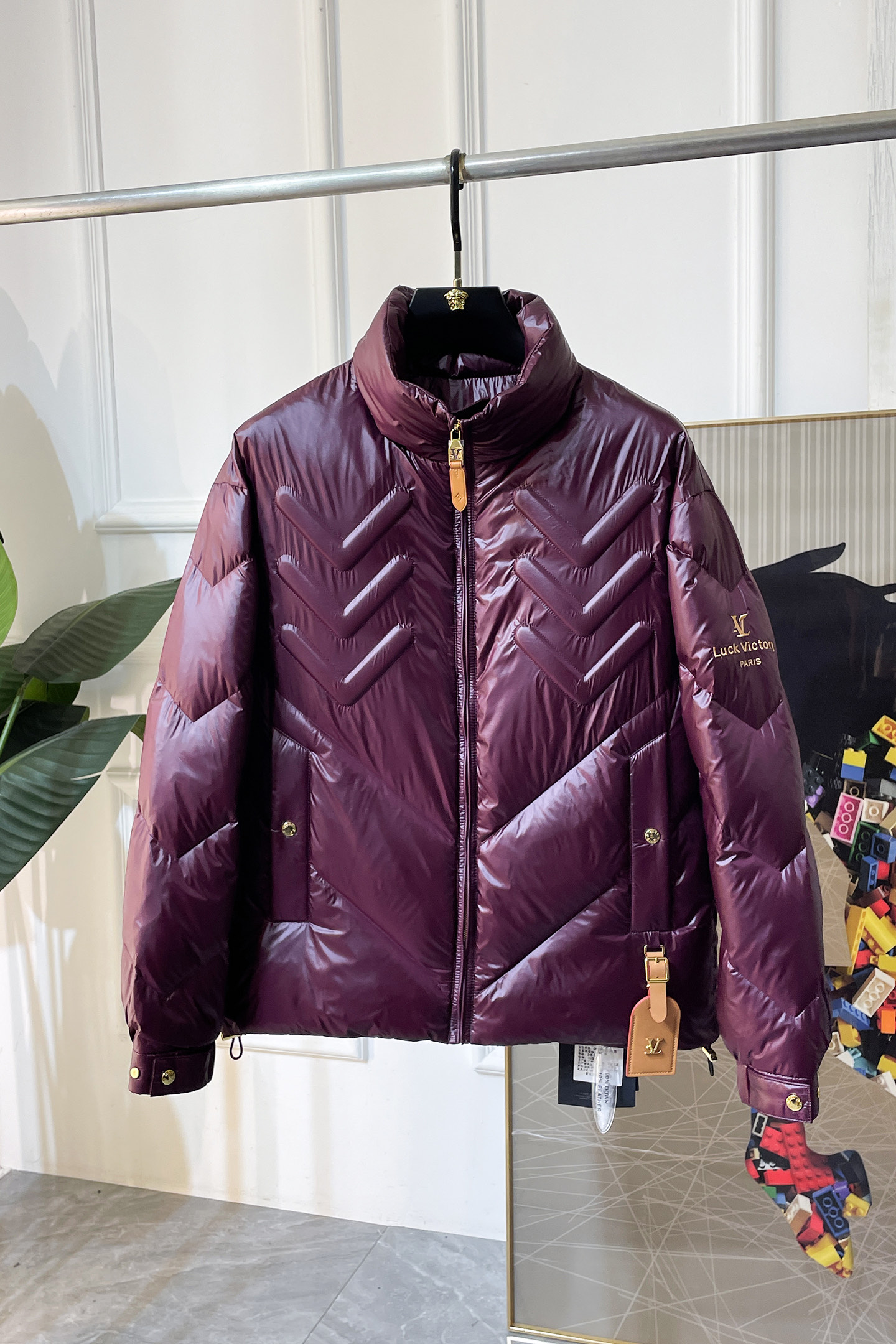 NO:612519,High version!  LV - 2025 new winter down jacket, high-quality design, is a must-have for any man, handsome and handsome. Heavy craftsmanship, 90 down filling, but the fashion stance remains firm, first-class texture, crisp and slim. Classic lapel down, mature and stable style, fine texture, good gloss, and very clear texture, simple and elegant style, strong fashion, version leads the current trend, the upper body effect is very good, the fabric is novel and soft to the touch  Fearless and changeable, blooming in comfort and uniqueness. Calmly and confidently walk the way of urban men's spring clothing. Multi-touch fabric selection, showing the eclectic charm. The upper body will not have any wrinkles, the fit is excellent, the upper body is stylish and handsome, the customized accessories are iconic, and the details determine success or failure. Color, color, size M-3XL, can be worn up to 190 pounds.,, louis vuitton, jackets & coats, down jacket, alexander wang19860909高版本！LV - 2025年冬季新款羽绒服外套,高品质设计,是任何男人都必备的王牌好货,帅气爆表.重工艺直冲工艺,90绒填充,但时尚立场坚挺如故,质感一流,挺括修身.经典翻领的羽绒,成熟稳重风,质感细腻,光泽感佳,且纹理非常清晰,款式简洁大气,时尚度强、版型引领当前趋势,上身效果非常好,面料新颖,手感软 无畏多变,舒适与独特中绽放.从容、自信游走都市型男春装之道.多重触感的面料选择,彰显不拘一格的魅力上身不会有任何褶皱,版型极好,上身有型帅气,定制辅料带有标志性,细节决定成败.颜色图色 尺码M-3XL 最大可穿到190斤.,,louis vuitton,jackets & coats,down jacket,alexander wang,Men's clothing