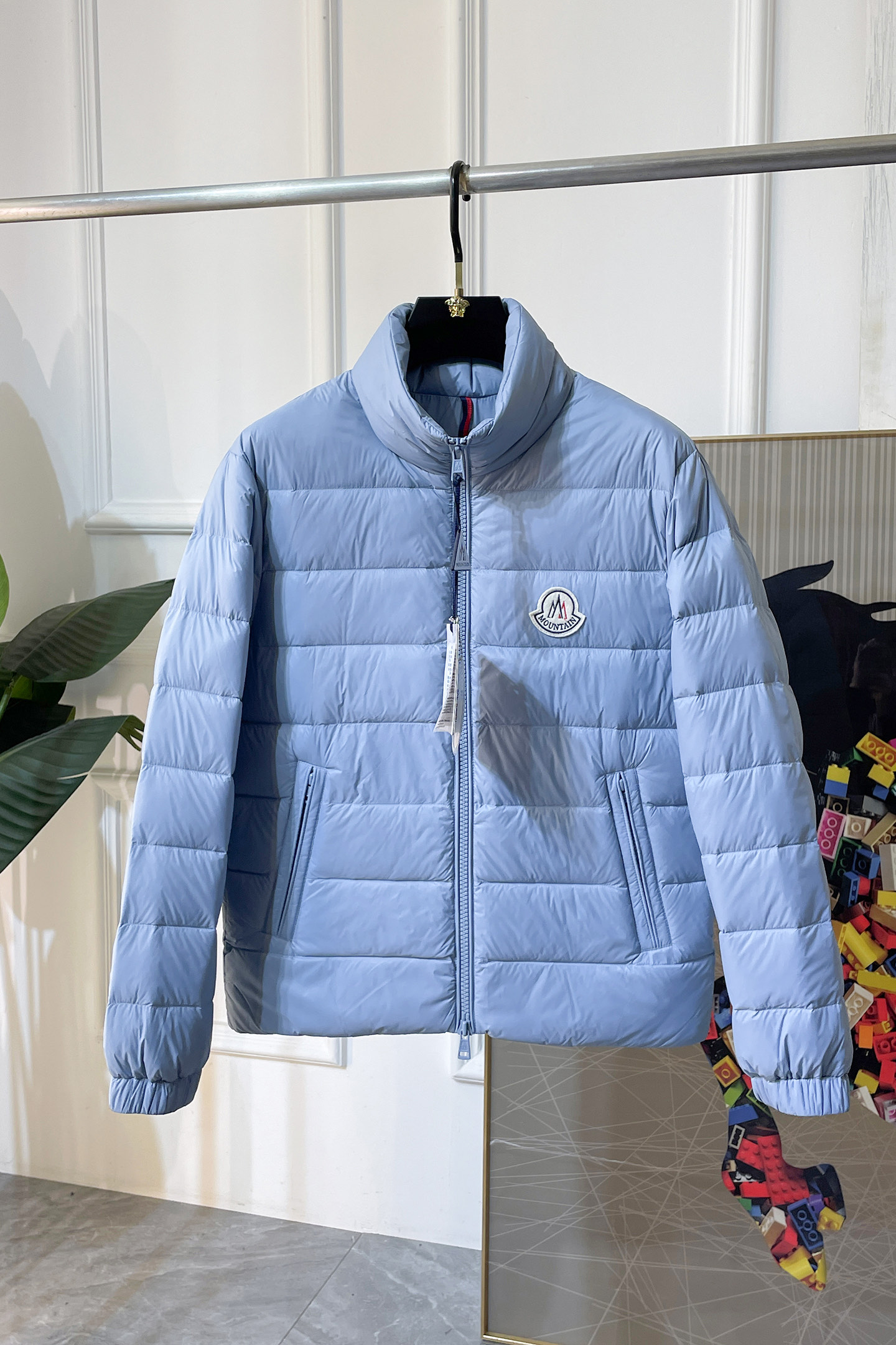 NO:654992,High version!  Mengkou - 2025 new winter down jacket, high-quality design, is a must-have for any man, handsome and handsome. Heavy craftsmanship, 90 down filling, but the fashion stance remains firm, first-class texture, crisp and slim. Classic lapel down, mature and stable style, fine texture, good gloss, and very clear texture, simple and elegant style, strong fashion, version leading the current trend, very good upper body effect, novel fabric, soft hand feel  Fearless and changeable, blooming in comfort and uniqueness. Calmly and confidently walk the way of urban sportsman's spring clothing. Multi-touch fabric selection, showing the eclectic charm. The upper body will not have any wrinkles, the fit is excellent, the upper body is stylish and handsome, the customized accessories are iconic, and the details determine success or failure. Color, color, size M-3XL, can be worn up to 190 pounds.,, Moncler, jackets & coats, down jacket, alexander wang19860909高版本！蒙口 - 2025年冬季新款羽绒服外套,高品质设计,是任何男人都必备的王牌好货,帅气爆表.重工艺直冲工艺,90绒填充,但时尚立场坚挺如故,质感一流,挺括修身.经典翻领的羽绒,成熟稳重风,质感细腻,光泽感佳,且纹理非常清晰,款式简洁大气,时尚度强、版型引领当前趋势,上身效果非常好,面料新颖,手感软 无畏多变,舒适与独特中绽放.从容、自信游走都市型男春装之道.多重触感的面料选择,彰显不拘一格的魅力上身不会有任何褶皱,版型极好,上身有型帅气,定制辅料带有标志性,细节决定成败.颜色图色 尺码M-3XL 最大可穿到190斤.,,Moncler,jackets & coats,down jacket,alexander wang,Men's clothing