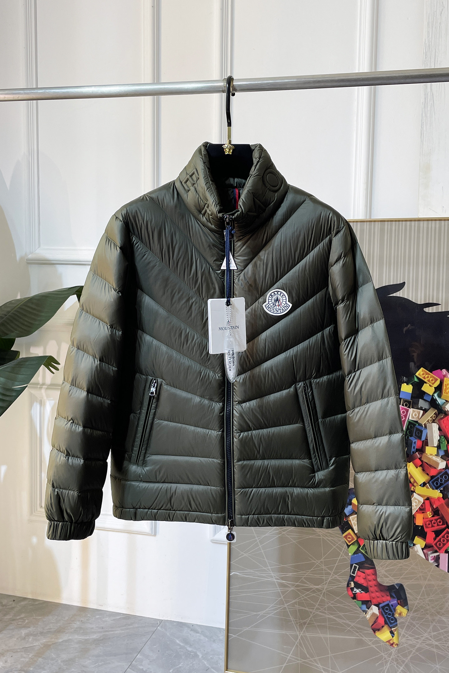NO:612531,High version!  Mengkou - 2025 new winter down jacket, high-quality design, is a must-have for any man, handsome and handsome. Heavy craftsmanship, 90 down filling, but the fashion stance remains firm, first-class texture, crisp and slim. Classic lapel down, mature and stable style, fine texture, good gloss, and very clear texture, simple and elegant style, strong fashion, version leading the current trend, very good upper body effect, novel fabric, soft feel  Fearless and changeable, blooming in comfort and uniqueness. Calmly and confidently walk the way of urban sportsman's spring clothing. Multi-touch fabric selection, showing the eclectic charm. The upper body will not have any wrinkles, the fit is excellent, the upper body is stylish and handsome, the customized accessories are iconic, and the details determine success or failure. Color, color, size M-3XL, can be worn up to 190 pounds.,, Moncler, jackets & coats, down jacket, alexander wang19860909高版本！蒙口- 2025年冬季新款羽绒服外套,高品质设计,是任何男人都必备的王牌好货,帅气爆表.重工艺直冲工艺,90绒填充,但时尚立场坚挺如故,质感一流,挺括修身.经典翻领的羽绒,成熟稳重风,质感细腻,光泽感佳,且纹理非常清晰,款式简洁大气,时尚度强、版型引领当前趋势,上身效果非常好,面料新颖,手感软 无畏多变,舒适与独特中绽放.从容、自信游走都市型男春装之道.多重触感的面料选择,彰显不拘一格的魅力上身不会有任何褶皱,版型极好,上身有型帅气,定制辅料带有标志性,细节决定成败.颜色图色 尺码M-3XL 最大可穿到190斤.,,Moncler,jackets & coats,down jacket,alexander wang,Men's clothing
