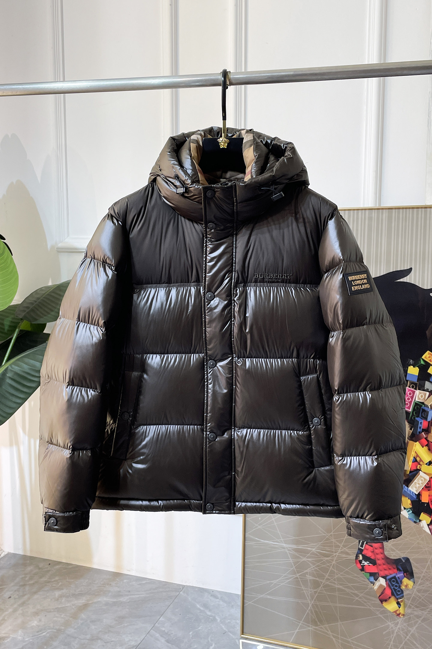 NO:612484,High version!  Burberry –  2025 new winter goose down down jacket, high-quality design, is a must-have for any man, handsome and handsome. Heavy craftsmanship, 90 down filling, but the fashion stance remains firm, first-class texture, crisp and slim fit. Classic lapel down, mature and stable style, fine texture, good gloss, and very clear texture, simple and elegant style, strong fashion, and version leading the current trend, the upper body effect is very good, the fabric is novel and soft to the touch  Fearless and changeable, blooming in comfort and uniqueness. Calmly and confidently walk the way of urban sportsman's spring clothing. Multi-touch fabric selection, showing the eclectic charm. The upper body will not have any wrinkles, the fit is excellent, the upper body is stylish and handsome, the customized accessories are iconic, and the details determine success or failure. Color picture size M-3XL can be worn up to 190 pounds.,, burberry, jackets & coats, down jacket, alexander wang19860909高版本！巴宝莉 - 2025年冬季新款鹅绒羽绒服外套,高品质设计,是任何男人都必备的王牌好货,帅气爆表.重工艺直冲工艺,90绒填充,但时尚立场坚挺如故,质感一流,挺括修身.经典翻领的羽绒,成熟稳重风,质感细腻,光泽感佳,且纹理非常清晰,款式简洁大气,时尚度强、版型引领当前趋势,上身效果非常好,面料新颖,手感软 无畏多变,舒适与独特中绽放.从容、自信游走都市型男春装之道.多重触感的面料选择,彰显不拘一格的魅力上身不会有任何褶皱,版型极好,上身有型帅气,定制辅料带有标志性,细节决定成败.颜色图色 尺码M-3XL 最大可穿到190斤.,,burberry,jackets & coats,down jacket,alexander wang,Men's clothing