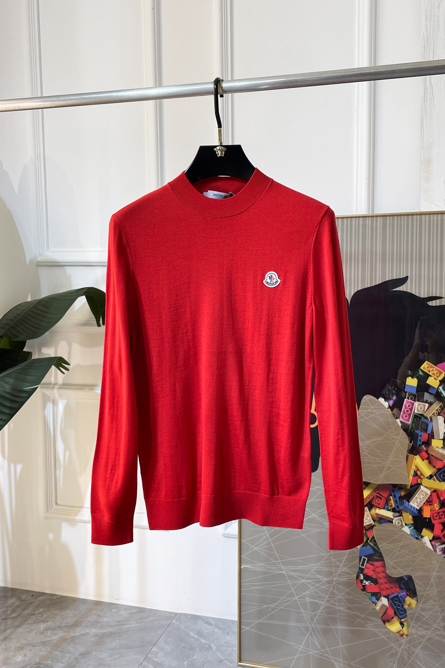 NO:612475,Mengkou - 2025SS Autumn and Winter counter's popular knitted sweater, casual and fashionable outer wear, a must-have for inner wear, custom-made imported sheep wool fabric, the fabric has a delicate feel, close to the body and is comfortable without digging into the flesh, and the upper body has a good shape. It is warm to wear, and the counter logo design is very unique. The original quality and craftsmanship are definitely the highest version on the market. The top original version is awesome to wear. It is soft and crisp, not easy to deform. The seams and seams are very rigorous and elegant, absolutely the first-line OEM requirements!  Don’t miss it, male gods!  Size M-3XL,,Moncler,alexander wang19860909蒙口 - 2025ss秋冬专柜大爆款针织毛衫,休闲时尚外穿 内搭必备款,定制进口绵羊毛面料,面料手感细腻,贴身舒适不扎肉,上身版型好 穿着保暖,专柜标志设计非常独特,原版品质与工艺 绝对市场最高版本 顶级原版穿着超赞 柔顺挺括,不易变形.锁边缝盘都非常严谨考究 绝对一线代工要求！男神们别错过！ 尺码 M-3XL,,Moncler,alexander wang,Men's clothing