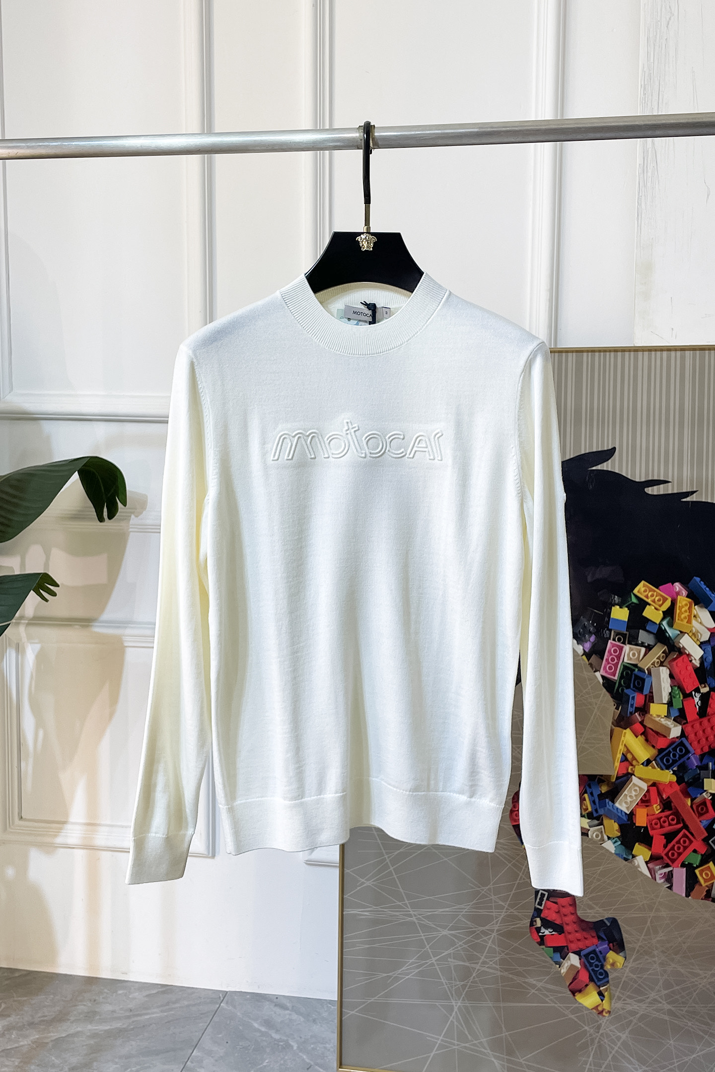 NO:612452,Mengkou - 2025SS Autumn and Winter counter's popular knitted sweater, casual and fashionable outer wear, a must-have for inner wear, custom-made imported sheep wool fabric, the fabric has a delicate feel, close to the body and is comfortable without digging into the flesh, and the upper body has a good shape. It is warm to wear, and the counter logo design is very unique. The original quality and craftsmanship are definitely the highest version on the market. The top original version is awesome to wear. It is soft and stiff, not easy to deform. The seams and seams are very rigorous and elegant. Absolutely the first-line OEM requirements!  Don’t miss it, male gods!  Size M-3XL,,Moncler,alexander wang19860909蒙口- 2025ss秋冬专柜大爆款针织毛衫,休闲时尚外穿 内搭必备款,定制进口绵羊毛面料,面料手感细腻,贴身舒适不扎肉,上身版型好 穿着保暖,专柜标志设计非常独特,原版品质与工艺 绝对市场最高版本 顶级原版穿着超赞 柔顺挺括,不易变形.锁边缝盘都非常严谨考究 绝对一线代工要求！男神们别错过！ 尺码 M-3XL,,Moncler,alexander wang,Men's clothing