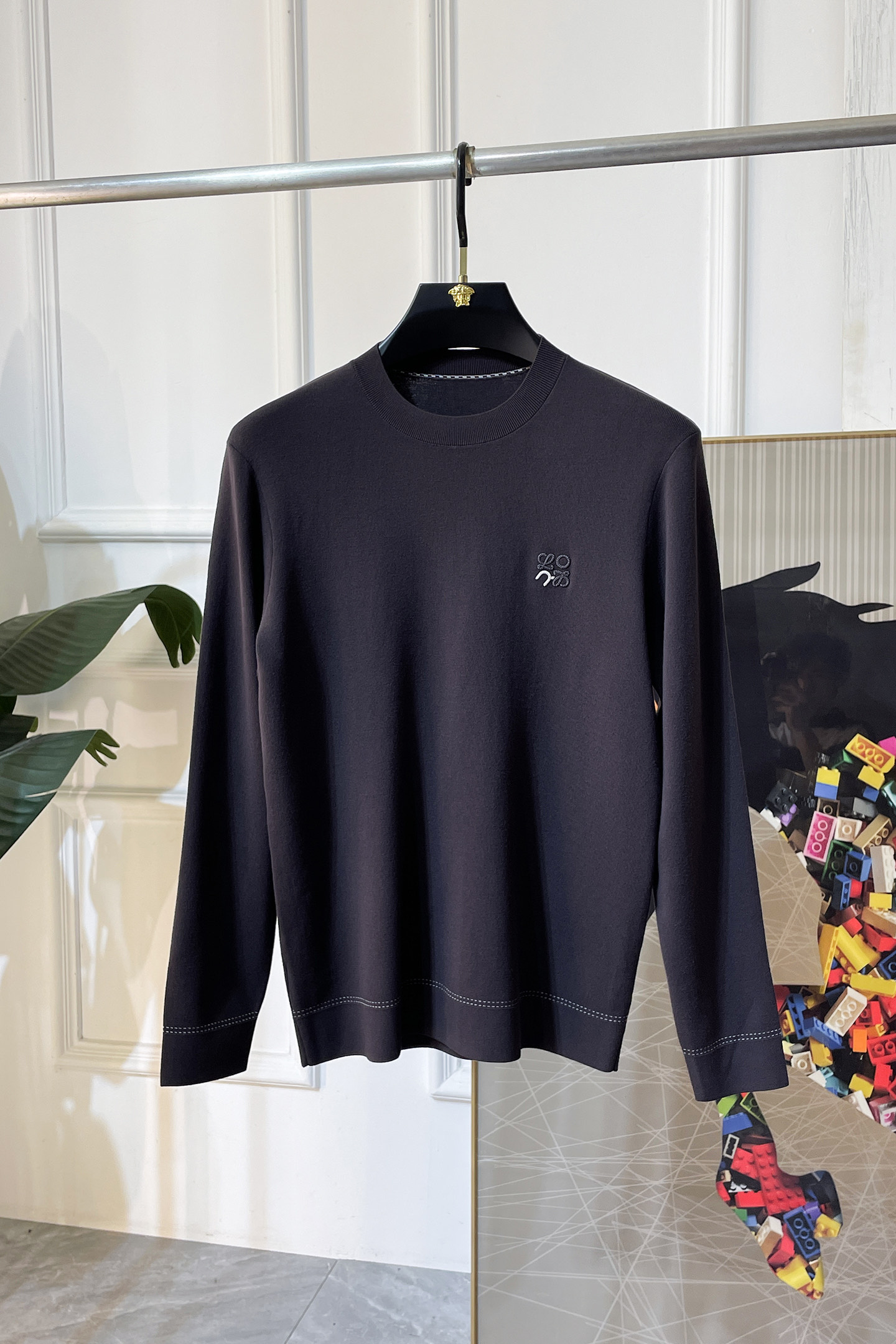 NO:612401,Luo Yiwei - 2025SS Autumn and Winter Counter Hot Knitted Sweaters, Casual and Fashionable Outerwear, Essential for Interior Wear, Customized Imported Wool Blended Fabrics, The Fabrics Have a Fine Handle, Comfortable Close-fitting and Not Pricking the Flesh, Good Upper Body Shape, Warm to Wear, Counter Logo Design is Very Unique, Original Quality and Craftsmanship, Absolutely the Highest Version on the Market, Top Original Originals Wear Awesome, Smooth and Crisp, Not Easily Deformed. The seams and seams are very rigorous and absolutely required by first-line OEMs!  Don’t miss it, male gods!  Sizes M-4XL can fit up to 200 pounds!  ,,loewe,alexander wang19860909罗意葳 - 2025ss秋冬专柜大爆款针织毛衫,休闲时尚外穿 内搭必备款,定制进口羊毛混纺面料,面料手感细腻,贴身舒适不扎肉,上身版型好 穿着保暖,专柜标志设计非常独特,原版品质与工艺 绝对市场最高版本 顶级原版穿着超赞 柔顺挺括,不易变形.锁边缝盘都非常严谨考究 绝对一线代工要求！男神们别错过！ 尺码 M-4XL 最大可穿200斤！,,loewe,alexander wang,Men's clothing