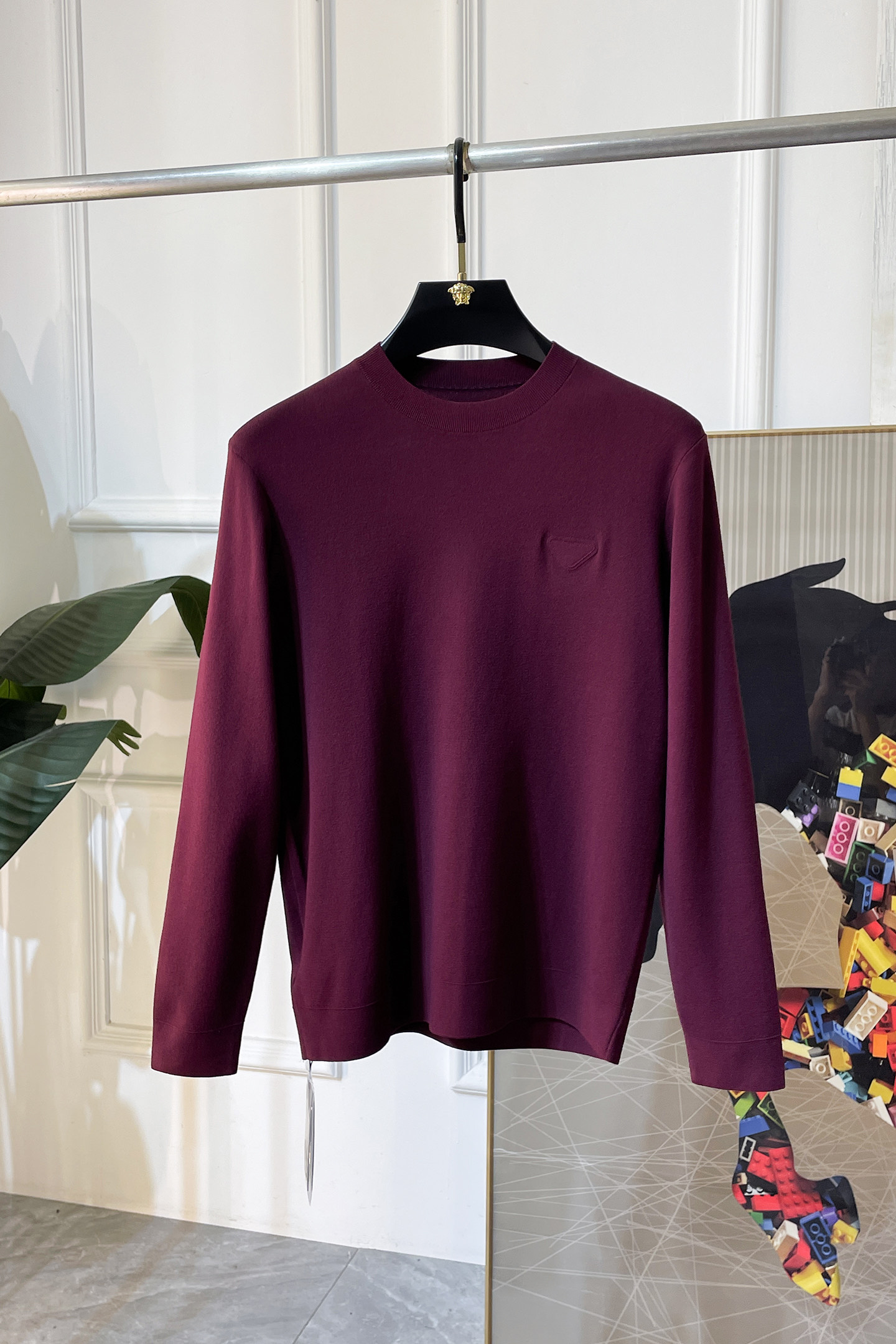 NO:612479,Prada - 2025ss Autumn and Winter Counter Hot Knitted Sweaters, Casual and Fashionable Outerwear, Must-Have Interior Style, Customized Imported Sheep Wool Fabric, The Fabric Has a Fine Handle, Close-fitting and Comfortable without Pricking the Flesh, Good Upper Body Shape, Warm to Worn, Counter Logo Design is Very Unique, Original Quality and Craftsmanship, Absolutely the Highest Version on the Market. The top original version is awesome to wear. Smooth and crisp, not easy to deform. The seams and seams are very rigorous and elegant. Absolutely the first-line OEM requirements!  Don’t miss it, male gods!  Size M-3XL,,prada,alexander wang19860909普拉达 - 2025ss秋冬专柜大爆款针织毛衫,休闲时尚外穿 内搭必备款,定制进口绵羊毛面料,面料手感细腻,贴身舒适不扎肉,上身版型好 穿着保暖,专柜标志设计非常独特,原版品质与工艺 绝对市场最高版本 顶级原版穿着超赞 柔顺挺括,不易变形.锁边缝盘都非常严谨考究 绝对一线代工要求！男神们别错过！ 尺码 M-3XL,,prada,alexander wang,Men's clothing