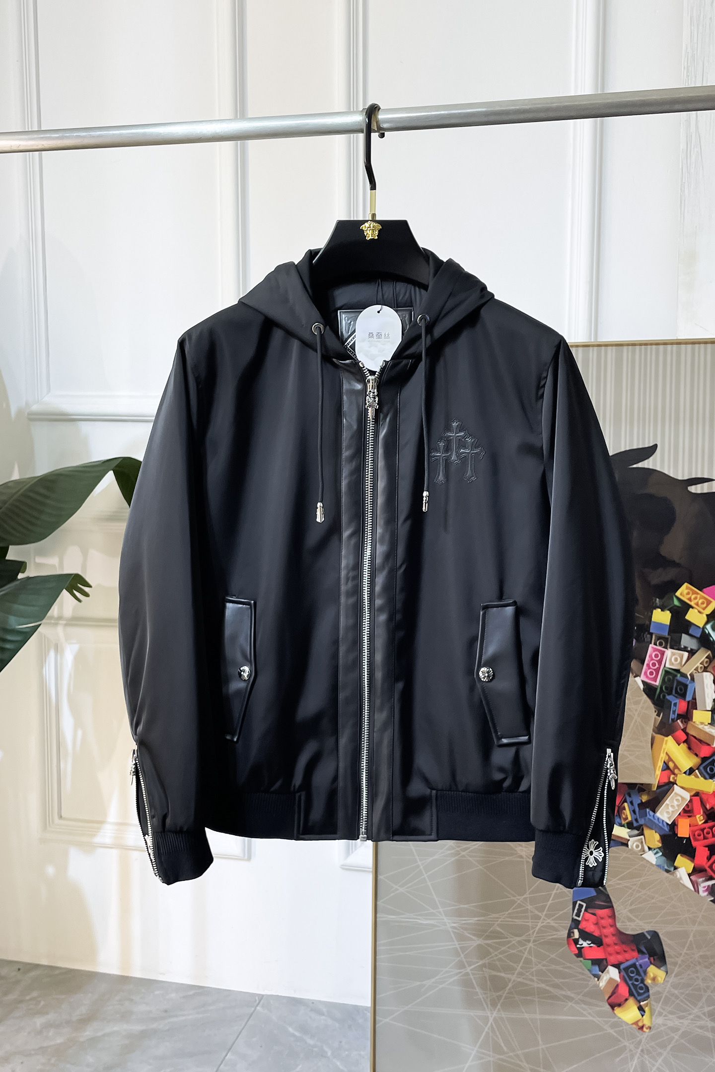 NO:612395,Cro core -  2025 new winter goose down down jacket, high-quality design, is a must-have for any man, handsome and handsome. Heavy craftsmanship, 90% goose down filling, but the fashion stance remains firm, first-class texture, crisp and slim. Classic lapel down, mature and stable style, fine texture, good gloss, and very clear texture, simple and elegant style, strong fashion, version leads the current trend, the upper body effect is very good, the fabric is novel and soft to the touch  Fearless and changeable, blooming in comfort and uniqueness. Calmly and confidently walk the way of urban men's spring clothing. Multi-touch fabric selection, showing the eclectic charm. The upper body will not have any wrinkles, the fit is excellent, the upper body is stylish and handsome, the customized accessories are iconic, and the details determine success or failure. Colors and colors, sizes 48 - 56, can be worn up to 190 pounds.,, chrome hearts, jackets & coats, down jacket, alexander wang19860909克罗芯- 2025年冬季新款鹅绒羽绒服外套,高品质设计,是任何男人都必备的王牌好货,帅气爆表.重工艺直冲工艺,90鹅绒填充,但时尚立场坚挺如故,质感一流,挺括修身.经典翻领的羽绒,成熟稳重风,质感细腻,光泽感佳,且纹理非常清晰,款式简洁大气,时尚度强、版型引领当前趋势,上身效果非常好,面料新颖,手感软 无畏多变,舒适与独特中绽放.从容、自信游走都市型男春装之道.多重触感的面料选择,彰显不拘一格的魅力上身不会有任何褶皱,版型极好,上身有型帅气,定制辅料带有标志性,细节决定成败.颜色图色 尺码48 - 56 最大可穿到190斤.,,chrome hearts,jackets & coats,down jacket,alexander wang,Men's clothing