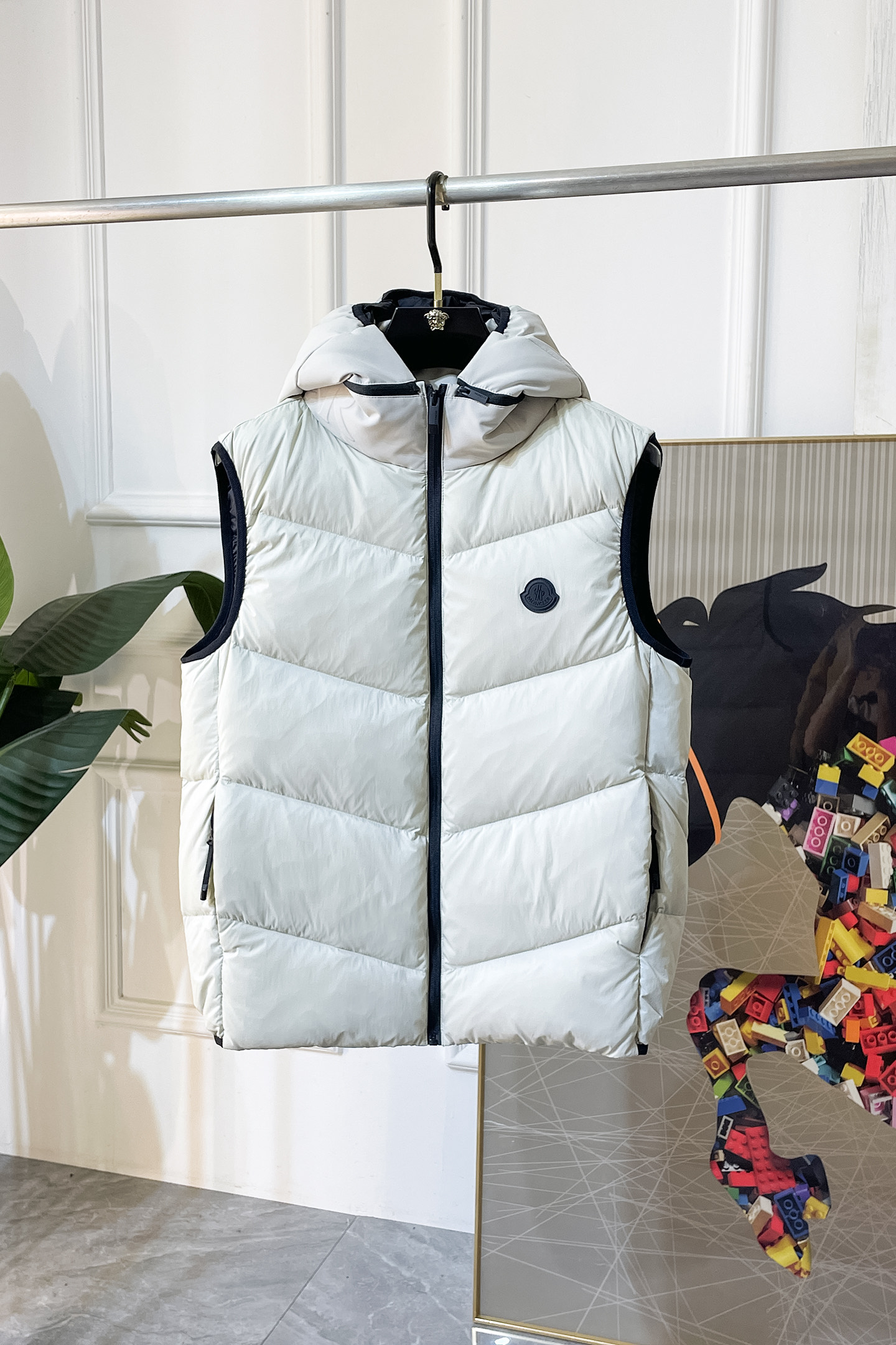 NO:614590,High version!  Meng Mouth - 2025ss new autumn and winter products foreign trade company order simple style fashionable down vest imported original high-quality fiber blended fabric, filled with 95 white duck down inside!  The sag and luster are definitely refreshing and make you look more youthful and energetic. The workmanship is neat and smooth. All the hardware accessories are supplied by customers and come with top-notch accessories. At first glance, they are high-end fabrics. These fabrics are all custom-woven and there is nothing picky about them on the outside. This kind of jacket is for regular wear and is very practical. Sizes M-3XL, Moncler, jackets & coats, down jacket, alexander wang19860909高版本！蒙口 - 2025ss秋冬新品外贸公司订单 简约风格时尚羽绒马甲 进口原版高品质纤维混纺面料,内里填充95白鸭绒！垂度和光泽绝对是提气,更显青春活力,车工走线整齐平整,所有五金附料都是客供带顶级配件 一看就是高档的面料 这种面料都是定织的 外面根本就没有 无任何有挑剔的地方 这样的一件外套属于常备常穿的,实用性很强.尺码M-3XL,,Moncler,jackets & coats,down jacket,alexander wang,Men's clothing