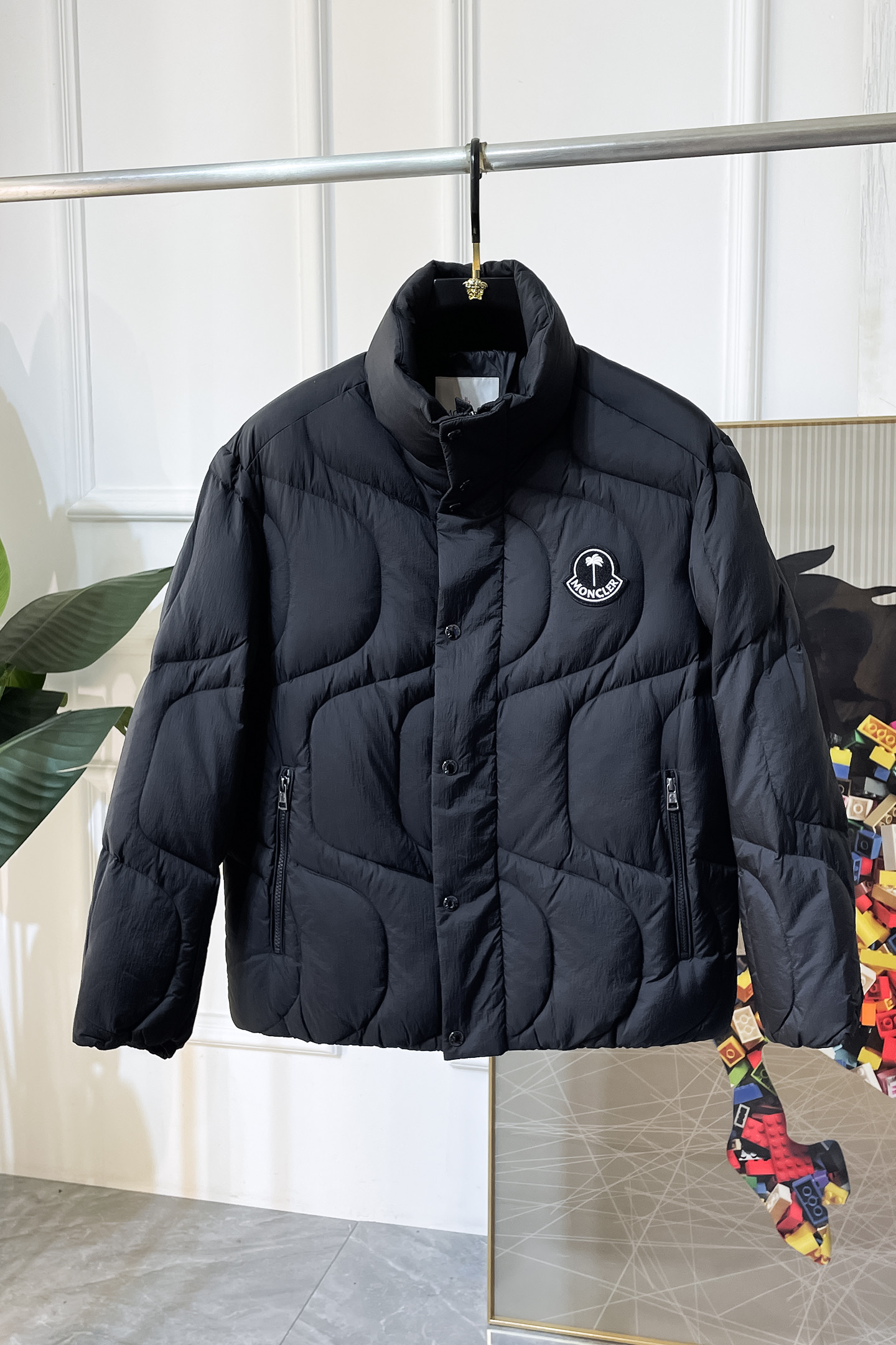 NO:614579,High version!  Mengkou - 2025 new winter down jacket, high-quality design, is a must-have for any man, handsome and handsome. Heavy craftsmanship, 90 down filling, but the fashion stance remains firm, first-class texture, crisp and slim. Classic lapel down, mature and stable style, fine texture, good gloss, and very clear texture, simple and elegant style, strong fashion, version leading the current trend, very good upper body effect, novel fabric, soft hand feel  Fearless and changeable, blooming in comfort and uniqueness. Calmly and confidently walk the way of urban sportsman's spring clothing. Multi-touch fabric selection, showing the eclectic charm. The upper body will not have any wrinkles, the fit is excellent, the upper body is stylish and handsome, the customized accessories are iconic, and the details determine success or failure. Color, color, size M-3XL, can be worn up to 190 pounds.,, Moncler, jackets & coats, down jacket, alexander wang19860909高版本！蒙口 - 2025年冬季新款羽绒服外套,高品质设计,是任何男人都必备的王牌好货,帅气爆表.重工艺直冲工艺,90绒填充,但时尚立场坚挺如故,质感一流,挺括修身.经典翻领的羽绒,成熟稳重风,质感细腻,光泽感佳,且纹理非常清晰,款式简洁大气,时尚度强、版型引领当前趋势,上身效果非常好,面料新颖,手感软 无畏多变,舒适与独特中绽放.从容、自信游走都市型男春装之道.多重触感的面料选择,彰显不拘一格的魅力上身不会有任何褶皱,版型极好,上身有型帅气,定制辅料带有标志性,细节决定成败.颜色图色 尺码M-3XL 最大可穿到190斤.,,Moncler,jackets & coats,down jacket,alexander wang,Men's clothing