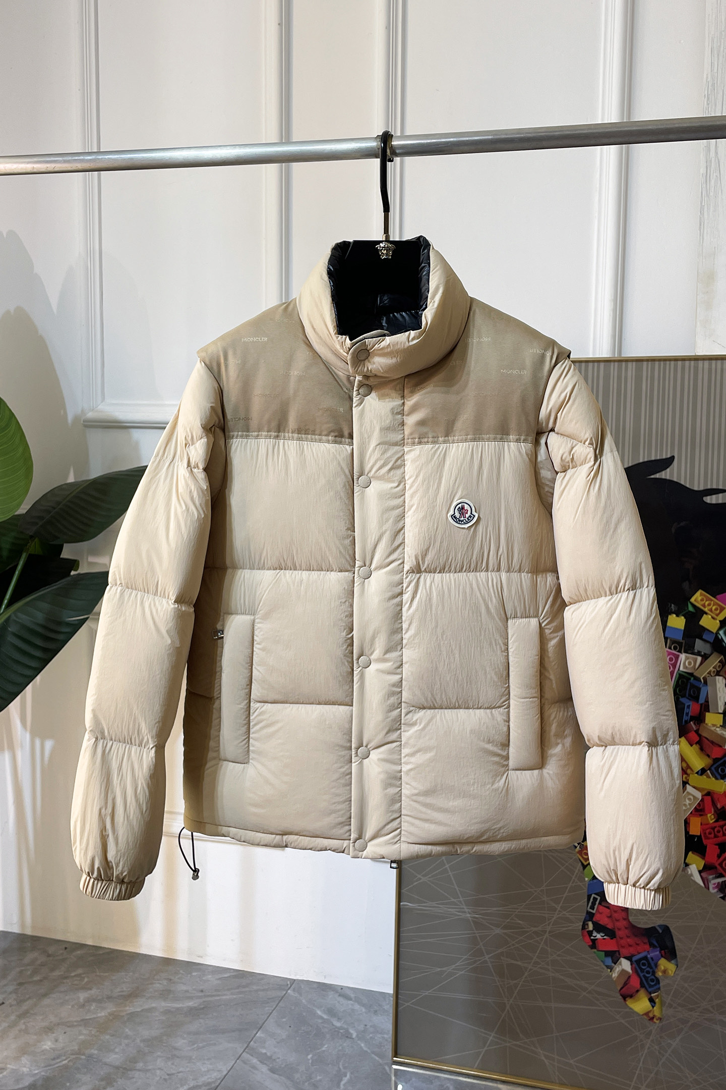 NO:614585,High version!  Mengkou - 2025 winter new down jacket, 3 wears in one, double-sided, can be worn as a vest!  High-quality design, a must-have for any man, handsome and handsome. Heavy craftsmanship, 90 down filling, but the fashion stance is as strong as ever, first-class texture, crisp and slim. Classic lapel down, mature and stable style, fine texture, good gloss, and very clear texture, simple and elegant style, strong fashion, version leading the current trend, very good upper body effect, novel fabric, soft hand feel  Fearless and changeable, blooming in comfort and uniqueness. Calmly and confidently walk the way of urban sportsman's spring clothing. Multi-touch fabric selection, showing the eclectic charm. The upper body will not have any wrinkles, the fit is excellent, the upper body is stylish and handsome, the customized accessories are iconic, and the details determine success or failure. Color, color, size M-3XL, can be worn up to 190 pounds.,, Moncler, jackets & coats, down jacket, alexander wang19860909高版本！蒙口 - 2025年冬季新款羽绒服外套,一衣3穿,双面穿,可当马甲穿！高品质设计,是任何男人都必备的王牌好货,帅气爆表.重工艺直冲工艺,90绒填充,但时尚立场坚挺如故,质感一流,挺括修身.经典翻领的羽绒,成熟稳重风,质感细腻,光泽感佳,且纹理非常清晰,款式简洁大气,时尚度强、版型引领当前趋势,上身效果非常好,面料新颖,手感软 无畏多变,舒适与独特中绽放.从容、自信游走都市型男春装之道.多重触感的面料选择,彰显不拘一格的魅力上身不会有任何褶皱,版型极好,上身有型帅气,定制辅料带有标志性,细节决定成败.颜色图色 尺码M-3XL 最大可穿到190斤.,,Moncler,jackets & coats,down jacket,alexander wang,Men's clothing