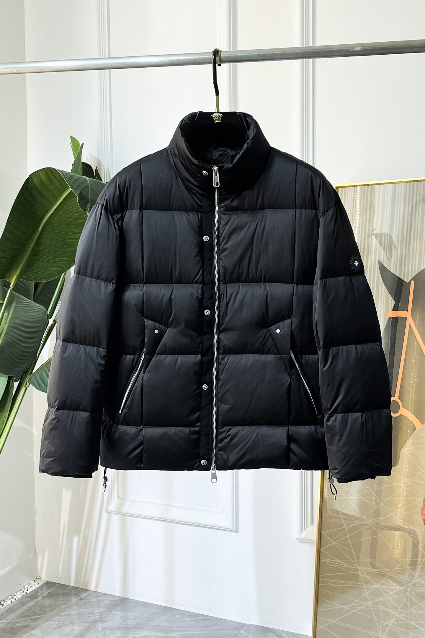 NO:614567,Dior - 2025 new winter down jacket, high-quality design, is a must-have for any man, handsome and handsome. Heavy craftsmanship, 90 down filling, but the fashion stance remains firm, first-class texture, crisp and slim. Classic lapel down, mature and stable style, fine texture, good gloss, and very clear texture, simple and elegant style, strong fashion, version leading the current trend, very good upper body effect, novel fabric, soft feel  Fearless and changeable, blooming in comfort and uniqueness. Calmly and confidently walk the way of urban sportsman's spring clothing. Multi-touch fabric selection, showing the eclectic charm. The upper body will not have any wrinkles, the fit is excellent, the upper body is stylish and handsome, the customized accessories are iconic, and the details determine success or failure. Color, color, size M-3XL, can be worn up to 190 pounds.,, dior, jackets & coats, down jacket, alexander wang19860909迪奥 - 2025年冬季新款羽绒服外套,高品质设计,是任何男人都必备的王牌好货,帅气爆表.重工艺直冲工艺,90绒填充,但时尚立场坚挺如故,质感一流,挺括修身.经典翻领的羽绒,成熟稳重风,质感细腻,光泽感佳,且纹理非常清晰,款式简洁大气,时尚度强、版型引领当前趋势,上身效果非常好,面料新颖,手感软 无畏多变,舒适与独特中绽放.从容、自信游走都市型男春装之道.多重触感的面料选择,彰显不拘一格的魅力上身不会有任何褶皱,版型极好,上身有型帅气,定制辅料带有标志性,细节决定成败.颜色图色 尺码M-3XL 最大可穿到190斤.,,dior,jackets & coats,down jacket,alexander wang,Men's clothing