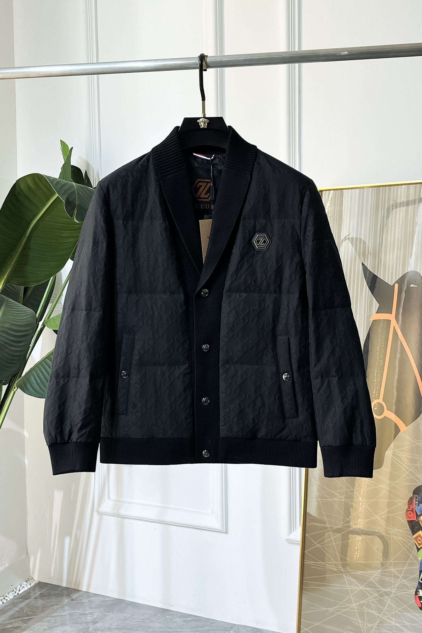 NO:614542,Genia -  2025 new winter down jacket, high-quality design, is a must-have for any man, handsome and handsome. Heavy craftsmanship, 90 down filling, but the fashion stance remains firm, first-class texture, crisp and slim. Classic lapel down, mature and stable style, fine texture, good gloss, and very clear texture, simple and elegant style, strong fashion, version leading the current trend, very good upper body effect, novel fabric, soft feel  Fearless and changeable, blooming in comfort and uniqueness. Calmly and confidently walk the way of urban sportsman's spring clothing. Multi-touch fabric selection, showing the eclectic charm. The upper body will not have any wrinkles, the fit is excellent, the upper body is stylish and handsome, the customized accessories are iconic, and the details determine success or failure. Color, color, size M-3XL, can be worn up to 190 pounds.,,zegna,jackets & coats,down jacket,alexander wang19860909杰尼娅 - 2025年冬季新款羽绒服外套,高品质设计,是任何男人都必备的王牌好货,帅气爆表.重工艺直冲工艺,90绒填充,但时尚立场坚挺如故,质感一流,挺括修身.经典翻领的羽绒,成熟稳重风,质感细腻,光泽感佳,且纹理非常清晰,款式简洁大气,时尚度强、版型引领当前趋势,上身效果非常好,面料新颖,手感软 无畏多变,舒适与独特中绽放.从容、自信游走都市型男春装之道.多重触感的面料选择,彰显不拘一格的魅力上身不会有任何褶皱,版型极好,上身有型帅气,定制辅料带有标志性,细节决定成败.颜色图色 尺码M-3XL 最大可穿到190斤.,,zegna,jackets & coats,down jacket,alexander wang,Men's clothing