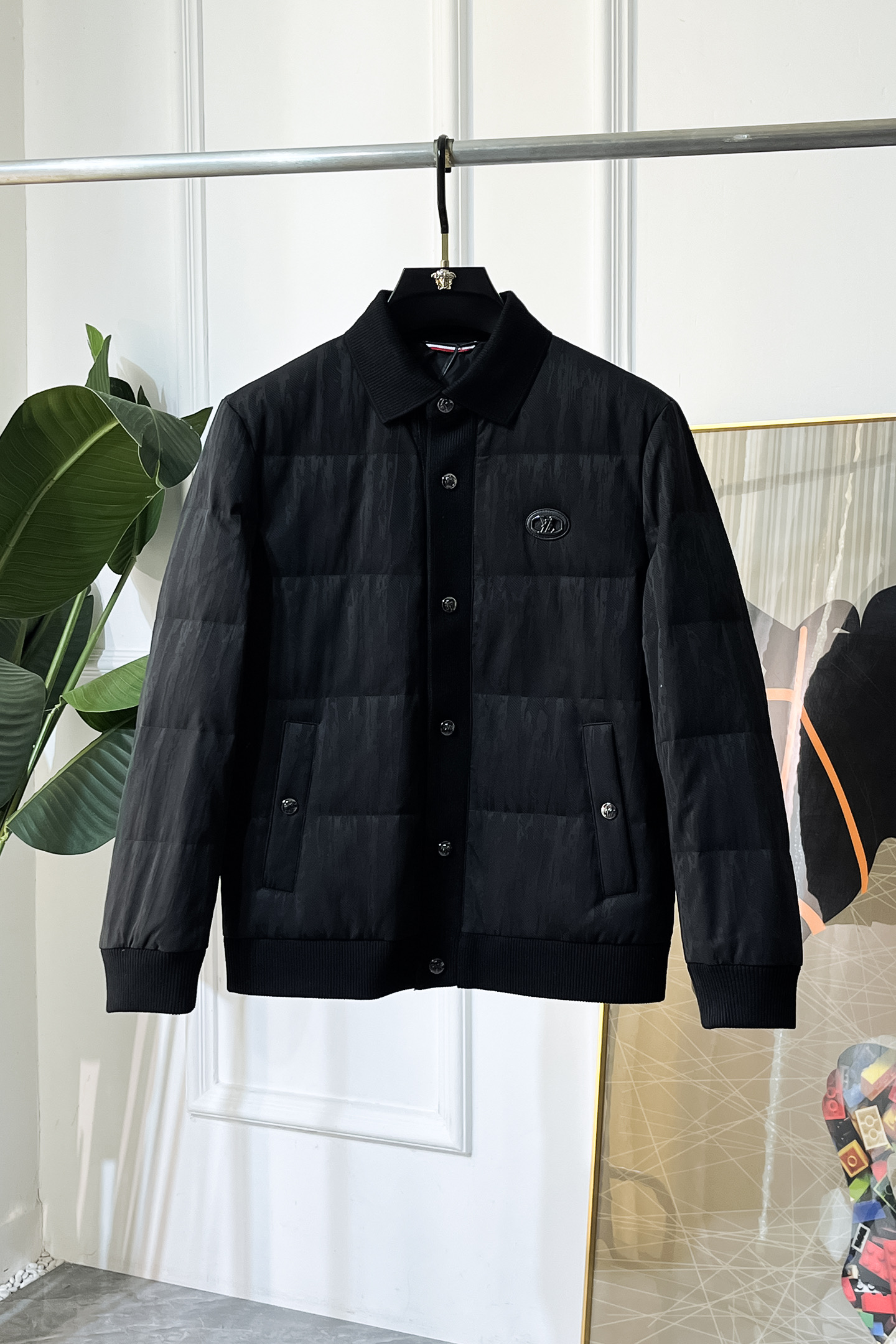 NO:614573,LV - 2025 new winter down jacket, high-quality design, is a must-have for any man, handsome and handsome. Heavy craftsmanship, 90 down filling, but the fashion stance remains firm, first-class texture, crisp and slim. Classic lapel down, mature and stable style, fine texture, good gloss, and very clear texture, simple and elegant style, strong fashion, version leads the current trend, the upper body effect is very good, the fabric is novel and soft to the touch  Fearless and changeable, blooming in comfort and uniqueness. Calmly and confidently walk the way of urban men's spring clothing. Multi-touch fabric selection, showing the eclectic charm. The upper body will not have any wrinkles, the fit is excellent, the upper body is stylish and handsome, the customized accessories are iconic, and the details determine success or failure. Color, color, size M-3XL, can be worn up to 190 pounds.,, louis vuitton, jackets & coats, down jacket, alexander wang19860909LV - 2025年冬季新款羽绒服外套,高品质设计,是任何男人都必备的王牌好货,帅气爆表.重工艺直冲工艺,90绒填充,但时尚立场坚挺如故,质感一流,挺括修身.经典翻领的羽绒,成熟稳重风,质感细腻,光泽感佳,且纹理非常清晰,款式简洁大气,时尚度强、版型引领当前趋势,上身效果非常好,面料新颖,手感软 无畏多变,舒适与独特中绽放.从容、自信游走都市型男春装之道.多重触感的面料选择,彰显不拘一格的魅力上身不会有任何褶皱,版型极好,上身有型帅气,定制辅料带有标志性,细节决定成败.颜色图色 尺码M-3XL 最大可穿到190斤.,,louis vuitton,jackets & coats,down jacket,alexander wang,Men's clothing