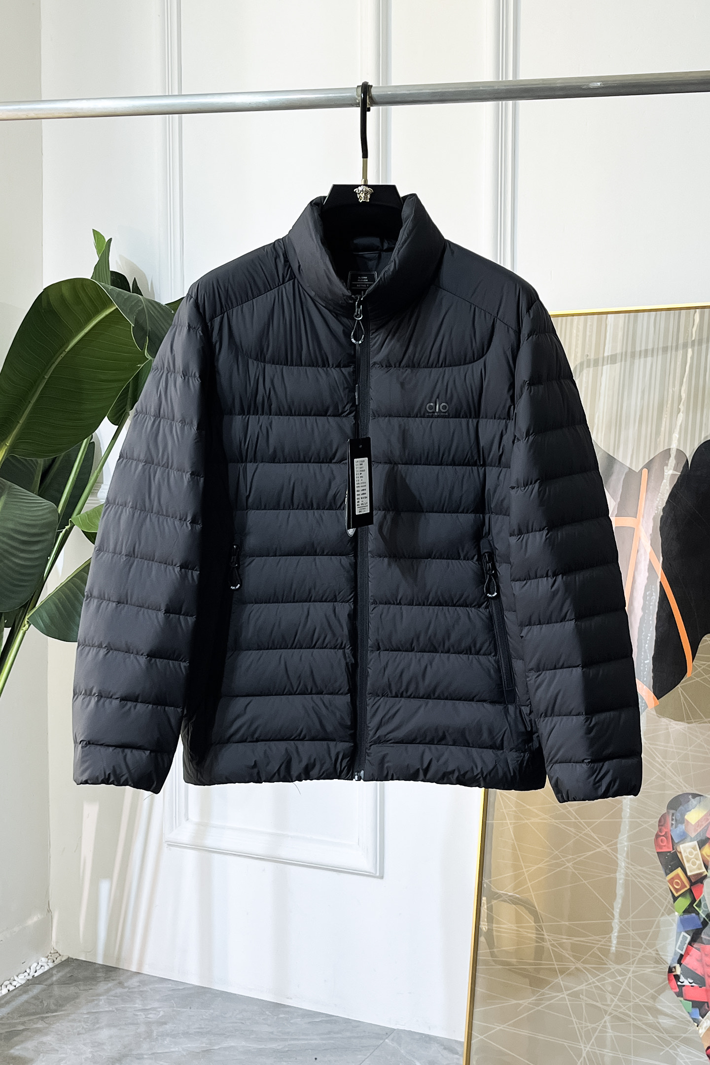 NO:614561,alo - 2025 new winter down jacket, high-quality design, is a must-have for any man, handsome and handsome. Heavy craftsmanship, 90 down filling, but the fashion stance remains firm, first-class texture, crisp and slim. Classic lapel down, mature and stable style, fine texture, good gloss, and very clear texture, simple and elegant style, strong fashion, version leads the current trend, the upper body effect is very good, the fabric is novel and soft to the touch  Fearless and changeable, blooming in comfort and uniqueness. Calmly and confidently walk the way of urban sportsman's spring clothing. Multi-touch fabric selection, showing the eclectic charm. The upper body will not have any wrinkles, the fit is excellent, the upper body is stylish and handsome, the customized accessories are iconic, and the details determine success or failure. Color, color, size M-3XL, can be worn up to 190 pounds.,, jackets & coats, down jacket, alexander wang19860909alo - 2025年冬季新款羽绒服外套,高品质设计,是任何男人都必备的王牌好货,帅气爆表.重工艺直冲工艺,90绒填充,但时尚立场坚挺如故,质感一流,挺括修身.经典翻领的羽绒,成熟稳重风,质感细腻,光泽感佳,且纹理非常清晰,款式简洁大气,时尚度强、版型引领当前趋势,上身效果非常好,面料新颖,手感软 无畏多变,舒适与独特中绽放.从容、自信游走都市型男春装之道.多重触感的面料选择,彰显不拘一格的魅力上身不会有任何褶皱,版型极好,上身有型帅气,定制辅料带有标志性,细节决定成败.颜色图色 尺码M-3XL 最大可穿到190斤.,,jackets & coats,down jacket,alexander wang,Men's clothing