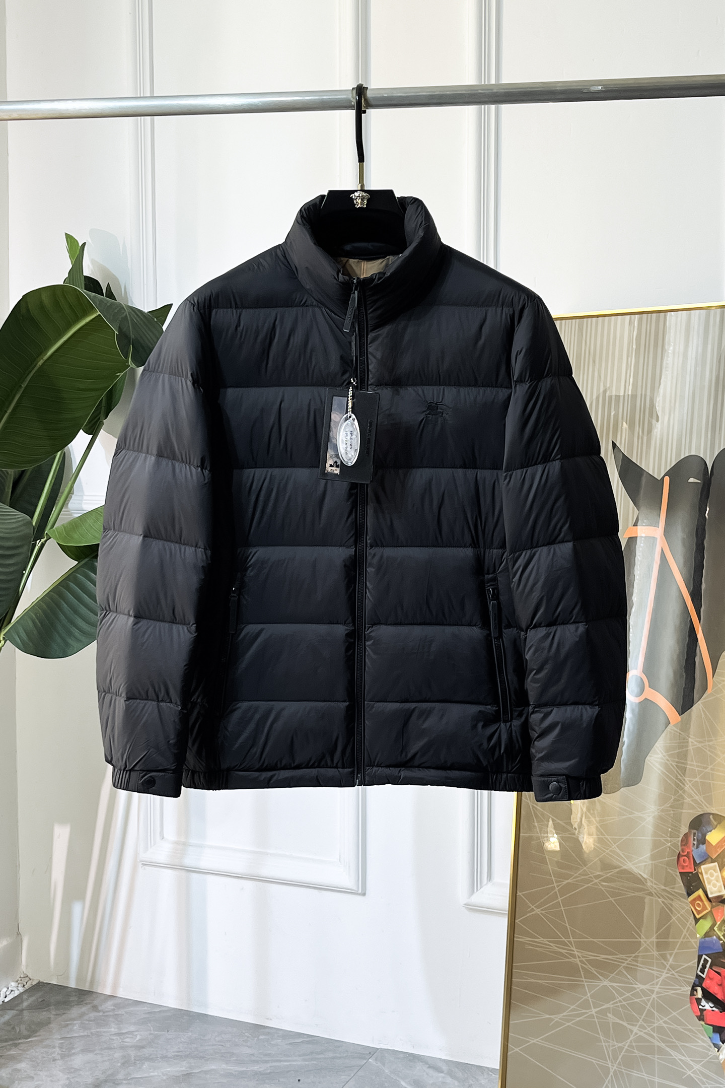 NO:614555,Burberry-  2025 new winter down jacket, high-quality design, is a must-have for any man, handsome and handsome. Heavy craftsmanship, 90 down filling, but the fashion stance remains firm, first-class texture, crisp and slim. Classic lapel down, mature and stable style, fine texture, good gloss, and very clear texture, simple and elegant style, strong fashion, version leading the current trend, very good upper body effect, novel fabric, soft feel  Fearless and changeable, blooming in comfort and uniqueness. Calmly and confidently walk the way of urban sportsman's spring clothing. Multi-touch fabric selection, showing the eclectic charm. The upper body will not have any wrinkles, the fit is excellent, the upper body is stylish and handsome, the customized accessories are iconic, and the details determine success or failure. Color picture size M-3XL can be worn up to 190 pounds.,, burberry, jackets & coats, down jacket, alexander wang19860909巴宝莉- 2025年冬季新款羽绒服外套,高品质设计,是任何男人都必备的王牌好货,帅气爆表.重工艺直冲工艺,90绒填充,但时尚立场坚挺如故,质感一流,挺括修身.经典翻领的羽绒,成熟稳重风,质感细腻,光泽感佳,且纹理非常清晰,款式简洁大气,时尚度强、版型引领当前趋势,上身效果非常好,面料新颖,手感软 无畏多变,舒适与独特中绽放.从容、自信游走都市型男春装之道.多重触感的面料选择,彰显不拘一格的魅力上身不会有任何褶皱,版型极好,上身有型帅气,定制辅料带有标志性,细节决定成败.颜色图色 尺码M-3XL 最大可穿到190斤.,,burberry,jackets & coats,down jacket,alexander wang,Men's clothing