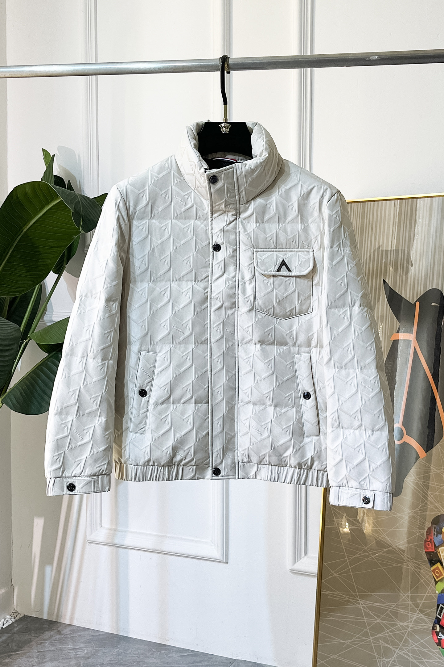 NO:614536,Valentino -  2025 new winter down jacket, high-quality design, is a must-have for any man, handsome and handsome. Heavy craftsmanship, 90 down filling, but the fashion stance remains firm, first-class texture, crisp and slim. Classic lapel down, mature and stable style, fine texture, good gloss, and very clear texture, simple and elegant style, strong fashion, version leading the current trend, very good upper body effect, novel fabric, soft feel  Fearless and changeable, blooming in comfort and uniqueness. Calmly and confidently walk the way of urban sportsman's spring clothing. Multi-touch fabric selection, showing the eclectic charm. The upper body will not have any wrinkles, the fit is excellent, the upper body is stylish and handsome, the customized accessories are iconic, and the details determine success or failure. Colors and colors Sizes M-3XL can be worn up to 190 pounds.,, valentino, jackets & coats, down jacket, alexander wang19860909华伦天奴 - 2025年冬季新款羽绒服外套,高品质设计,是任何男人都必备的王牌好货,帅气爆表.重工艺直冲工艺,90绒填充,但时尚立场坚挺如故,质感一流,挺括修身.经典翻领的羽绒,成熟稳重风,质感细腻,光泽感佳,且纹理非常清晰,款式简洁大气,时尚度强、版型引领当前趋势,上身效果非常好,面料新颖,手感软 无畏多变,舒适与独特中绽放.从容、自信游走都市型男春装之道.多重触感的面料选择,彰显不拘一格的魅力上身不会有任何褶皱,版型极好,上身有型帅气,定制辅料带有标志性,细节决定成败.颜色图色 尺码M-3XL 最大可穿到190斤.,,valentino,jackets & coats,down jacket,alexander wang,Men's clothing