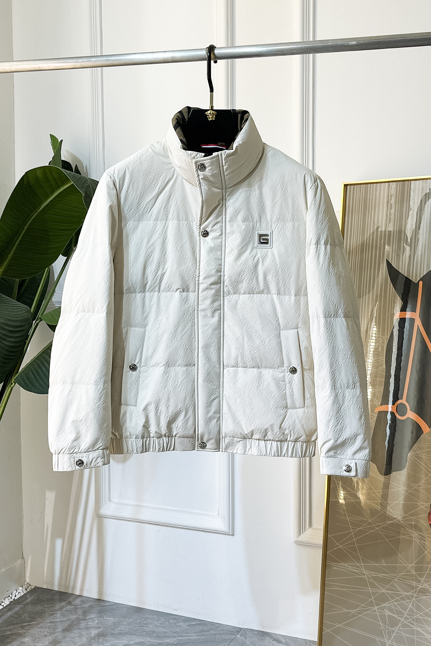 NO:614549,Givenchy -  2025 new winter down jacket, high-quality design, is a must-have for any man, handsome and handsome. Heavy craftsmanship, 90 down filling, but the fashion stance remains firm, first-class texture, crisp and slim. Classic lapel down, mature and stable style, fine texture, good gloss, and very clear texture, simple and elegant style, strong fashion, version leading the current trend, very good upper body effect, novel fabric, soft feel  Fearless and changeable, blooming in comfort and uniqueness. Calmly and confidently walk the way of urban sportsman's spring clothing. Multi-touch fabric selection, showing the eclectic charm. The upper body will not have any wrinkles, the fit is excellent, the upper body is stylish and handsome, the customized accessories are iconic, and the details determine success or failure. Color picture size M-3XL can be worn up to 190 pounds.,,givenchy,jackets & coats,down jacket,alexander wang19860909纪梵希 - 2025年冬季新款羽绒服外套,高品质设计,是任何男人都必备的王牌好货,帅气爆表.重工艺直冲工艺,90绒填充,但时尚立场坚挺如故,质感一流,挺括修身.经典翻领的羽绒,成熟稳重风,质感细腻,光泽感佳,且纹理非常清晰,款式简洁大气,时尚度强、版型引领当前趋势,上身效果非常好,面料新颖,手感软 无畏多变,舒适与独特中绽放.从容、自信游走都市型男春装之道.多重触感的面料选择,彰显不拘一格的魅力上身不会有任何褶皱,版型极好,上身有型帅气,定制辅料带有标志性,细节决定成败.颜色图色 尺码M-3XL 最大可穿到190斤.,,givenchy,jackets & coats,down jacket,alexander wang,Men's clothing