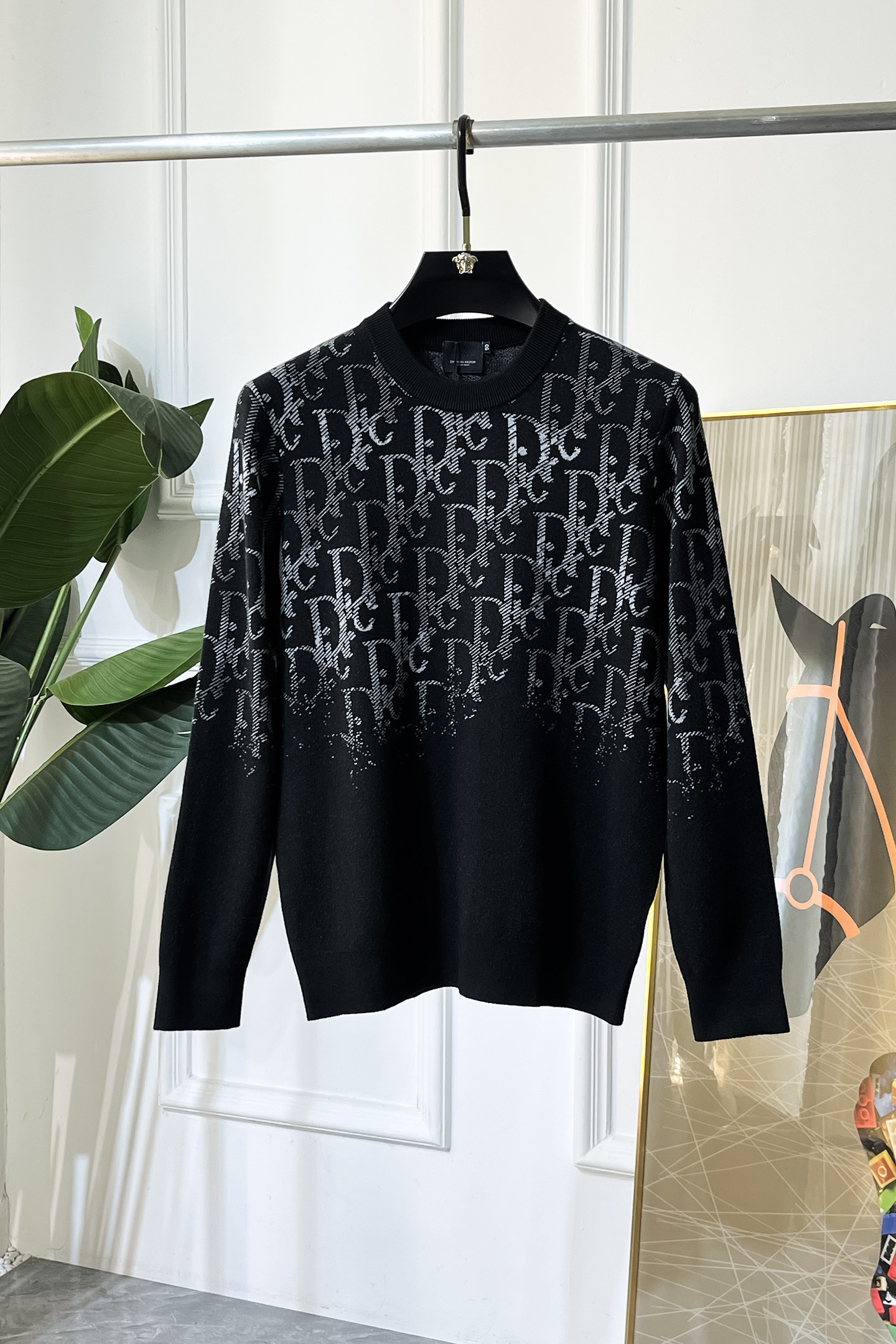 NO:614509,Burberry - 2025ss Autumn and Winter counter hot-selling boutique sweaters, casual and fashionable outerwear, a must-have for inner wear, custom-made imported sheep wool fabric, the fabric has a delicate feel, close to the body and is comfortable without digging into the flesh, and the upper body has a good shape. It is warm to wear, and the counter logo design is very unique. The original quality and craftsmanship are definitely the highest version on the market. The top original version is awesome to wear. It is soft and crisp, not easy to deform. The seams and seams are very rigorous and elegant. Absolutely the first-line OEM requirements!  Don’t miss it, male gods!  Size M-3XL,,burberry,alexander wang19860909巴宝莉 - 2025ss秋冬专柜大爆款精品毛衫,休闲时尚外穿 内搭必备款,定制进口绵羊毛面料,面料手感细腻,贴身舒适不扎肉,上身版型好 穿着保暖,专柜标志设计非常独特,原版品质与工艺 绝对市场最高版本 顶级原版穿着超赞 柔顺挺括,不易变形.锁边缝盘都非常严谨考究 绝对一线代工要求！男神们别错过！ 尺码 M-3XL,,burberry,alexander wang,Men's clothing