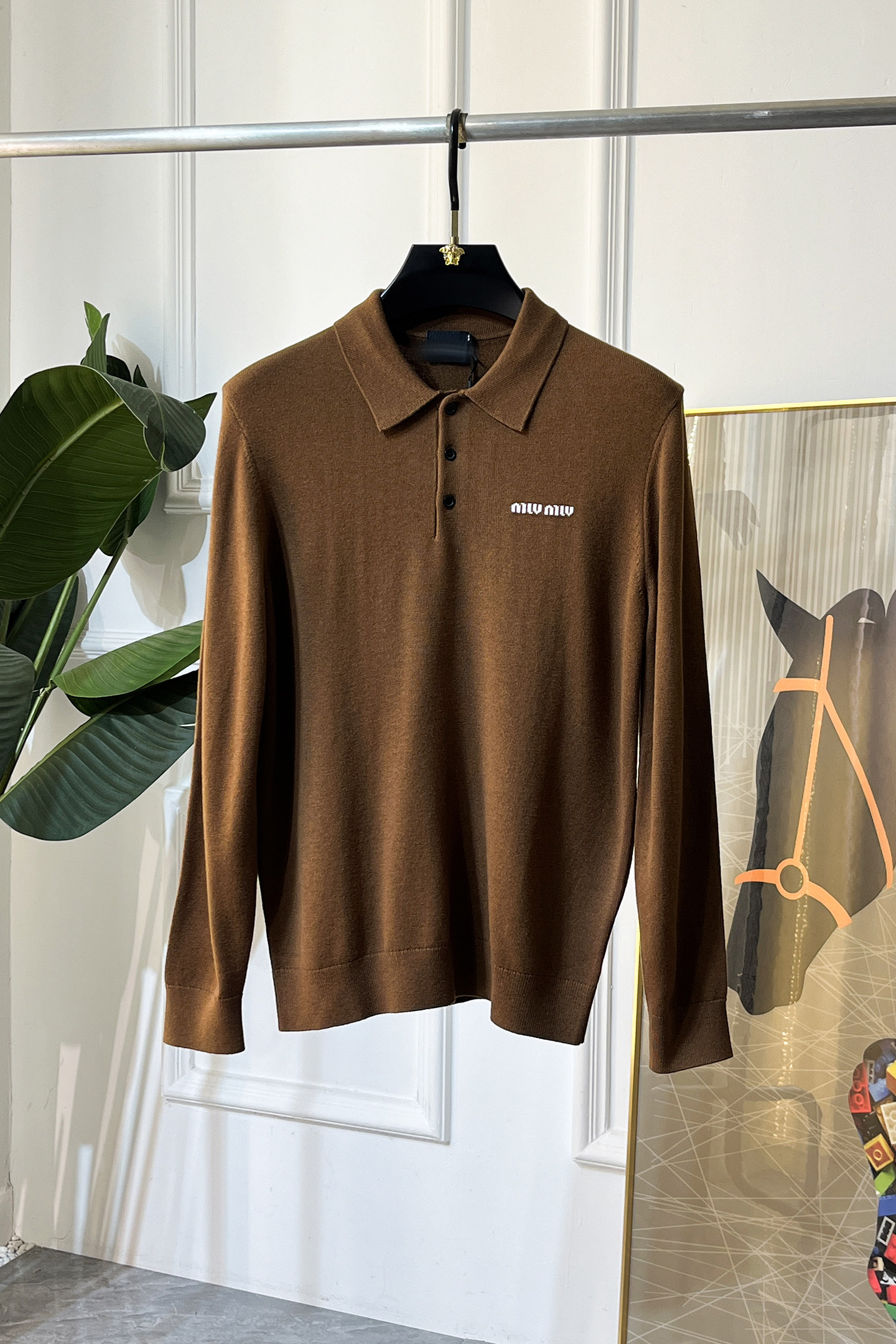 NO:614517,Miu Miu - 2025ss Autumn and Winter Counter's best-selling boutique polo sweater, casual and fashionable outer wear, a must-have for inner wear, custom-made imported sheep wool fabric, the fabric has a delicate feel, close to the body and is comfortable without digging into the flesh, and the upper body has a good shape. It is warm to wear, and the counter logo design is very unique. The original quality and craftsmanship are definitely the highest version on the market. The top original version is awesome to wear. It is soft and crisp, not easy to deform. The seams and seams are very rigorous and elegant. Absolute first-line OEM requirements!  Don’t miss it, male gods!  Size M-3XL,,alexander wang19860909谬谬 - 2025ss秋冬专柜大爆款精品polo毛衫,休闲时尚外穿 内搭必备款,定制进口绵羊毛面料,面料手感细腻,贴身舒适不扎肉,上身版型好 穿着保暖,专柜标志设计非常独特,原版品质与工艺 绝对市场最高版本 顶级原版穿着超赞 柔顺挺括,不易变形.锁边缝盘都非常严谨考究 绝对一线代工要求！男神们别错过！ 尺码 M-3XL,,alexander wang,Men's clothing