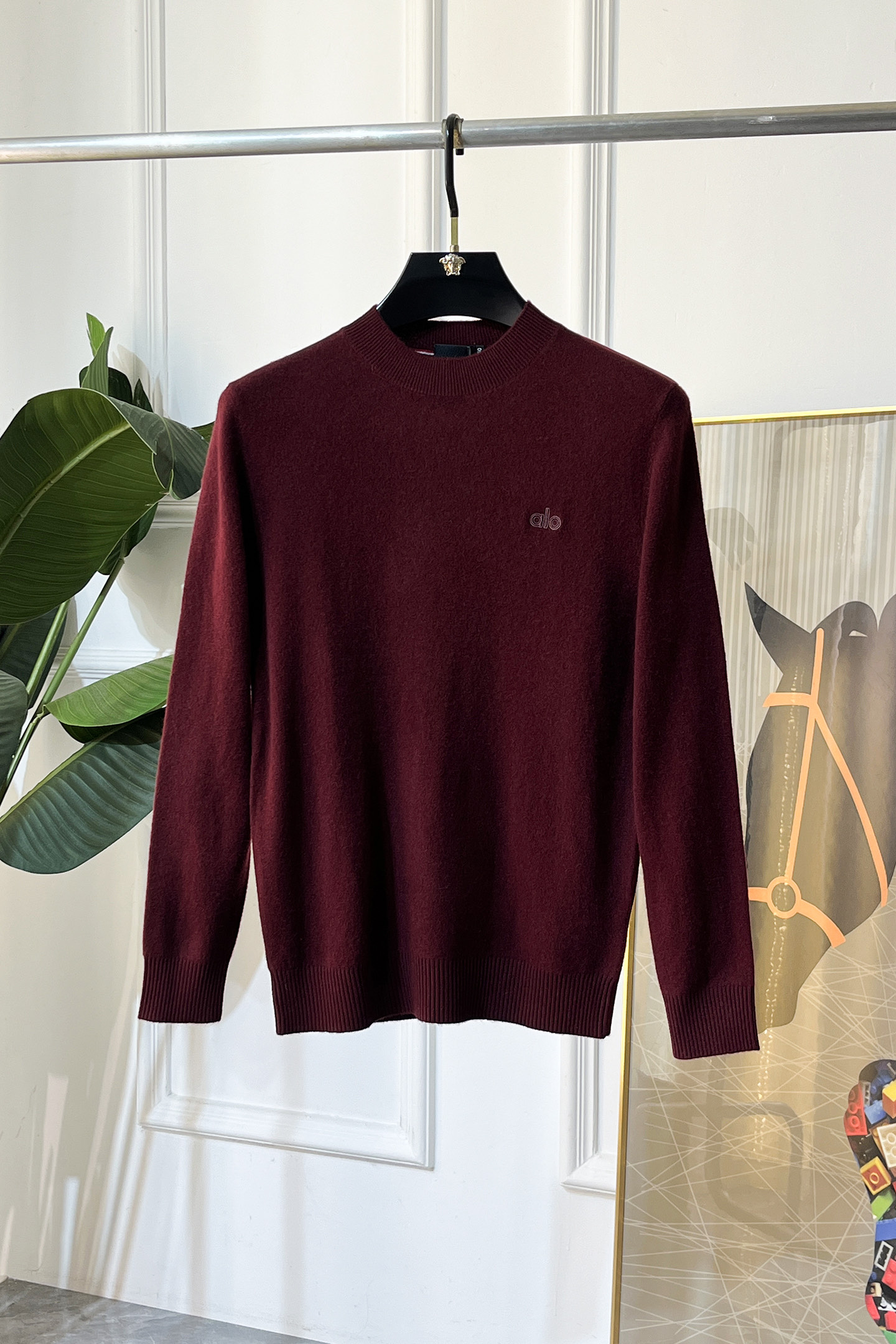 NO:614501,alo - 2025ss autumn and winter counter hot cashmere sweater, casual and fashionable outer wear, a must-have for inner wear, custom-made imported cashmere wool fabric, the fabric has a delicate feel, close to the body and is comfortable without digging into the flesh, and the upper body has a good shape. It is warm to wear, and the counter logo design is very unique. The original quality and craftsmanship are definitely the highest version on the market. The top original version is awesome to wear. It is soft and crisp, not easy to deform. The seams and seams are very rigorous and elegant. Absolute first-line OEM requirements!  Don’t miss it, male gods!  Size M-3XL,,alexander wang19860909alo - 2025ss秋冬专柜大爆款山羊绒毛衫,休闲时尚外穿 内搭必备款,定制进口羊绒羊毛面料,面料手感细腻,贴身舒适不扎肉,上身版型好 穿着保暖,专柜标志设计非常独特,原版品质与工艺 绝对市场最高版本 顶级原版穿着超赞 柔顺挺括,不易变形.锁边缝盘都非常严谨考究 绝对一线代工要求！男神们别错过！ 尺码 M-3XL,,alexander wang,Men's clothing