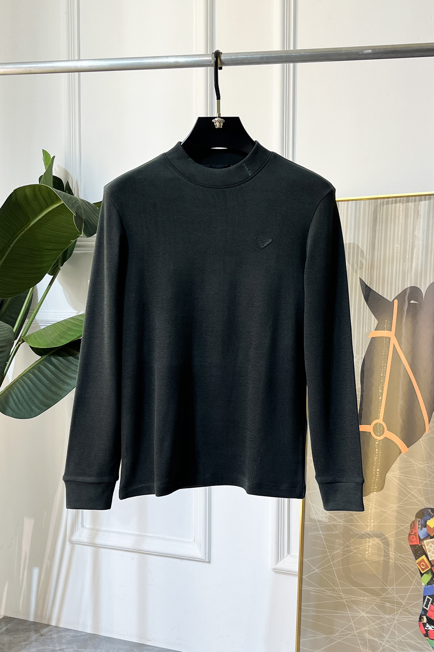 NO:614521,Prada - 2025ss autumn popular cashmere long-sleeved T-shirt, made of customized high-grade cotton fabric, fashionable big-name element logo design, soft, delicate, comfortable and warm, made with multiple processes, a basic base layer shirt is indispensable in men's wardrobe. It can be used to match various clothes anytime and anywhere to meet your daily needs. The design of the clothes is simple but not simple. Dear friends, hurry up and get it. Standard version, size M~3XL, can wear up to 200 pounds!  ,,prada,tees,t-shirt,alexander wang19860909普拉达 - 2025ss秋装大爆款羊绒长袖T恤,采用定制高级棉面料 时尚大牌元素logo设计,柔软细腻舒适保暖,多重工艺制作,男人的衣柜都少不了基础打底衫 随时随地都可以拿来搭配各种服饰 满足您日常生活需求 ,衣服设计简约而不简单 , 亲们赶紧入手 标准版型 尺码M~3XL 最大可穿200斤！,,prada,tees，t-shirt,alexander wang,Men's clothing