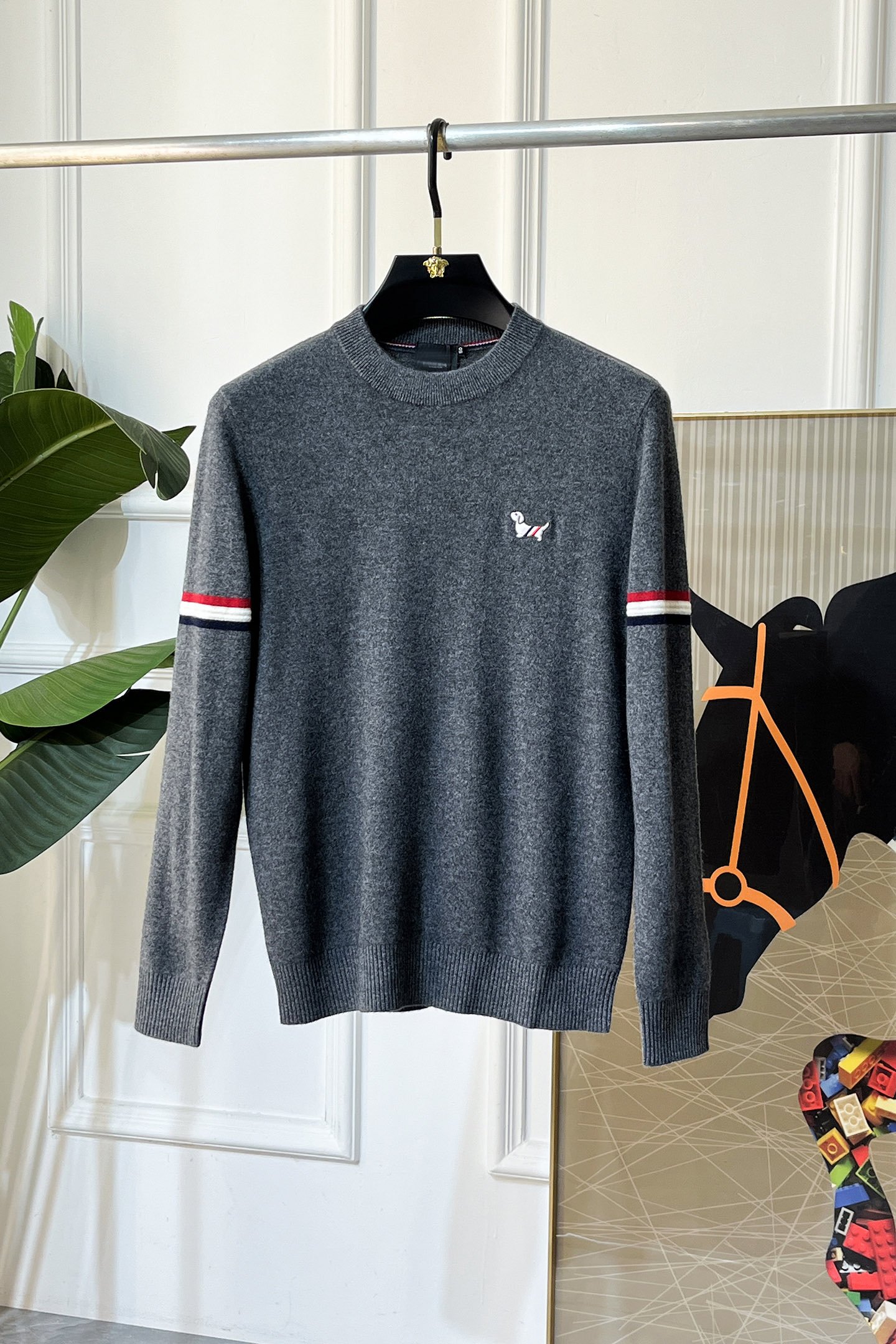 NO:614505,TB - 2025ss Autumn and Winter counter hot cashmere sweater, casual and fashionable outer wear, a must-have for inner wear, custom-made imported cashmere wool fabric, the fabric has a delicate feel, close to the body and is comfortable without piercing the flesh, the upper body has a good shape, warm to wear, the counter logo design is very unique, the original quality and craftsmanship are definitely the highest version on the market. The top original version is awesome to wear. It is soft and crisp, not easy to deform. The seams and seams are very rigorous and elegant, absolutely the first-line OEM requirements!  Don’t miss it, male gods!  Size M-3XL,,alexander wang19860909TB - 2025ss秋冬专柜大爆款山羊绒毛衫,休闲时尚外穿 内搭必备款,定制进口羊绒羊毛面料,面料手感细腻,贴身舒适不扎肉,上身版型好 穿着保暖,专柜标志设计非常独特,原版品质与工艺 绝对市场最高版本 顶级原版穿着超赞 柔顺挺括,不易变形.锁边缝盘都非常严谨考究 绝对一线代工要求！男神们别错过！ 尺码 M-3XL,,alexander wang,Men's clothing