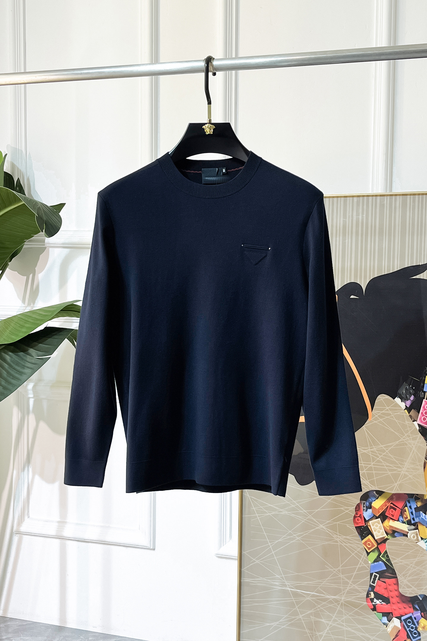 NO:614513,Prada - 2025ss Autumn and Winter counter hot-selling boutique sweaters, casual and fashionable outerwear, a must-have for inner wear, custom-made imported sheep wool fabric, the fabric has a delicate feel, close to the body and is comfortable without digging into the flesh, and the upper body has a good shape. It is warm to wear, and the counter logo design is very unique. The original quality and craftsmanship are definitely the highest version on the market. The top original version is great to wear. It is soft and crisp, not easy to deform. The seams and stitching plates are very rigorous and absolutely meet the requirements of first-line OEMs!  Don’t miss it, male gods!  Size M-3XL,,prada,alexander wang19860909普拉达 - 2025ss秋冬专柜大爆款精品毛衫,休闲时尚外穿 内搭必备款,定制进口绵羊毛面料,面料手感细腻,贴身舒适不扎肉,上身版型好 穿着保暖,专柜标志设计非常独特,原版品质与工艺 绝对市场最高版本 顶级原版穿着超赞 柔顺挺括,不易变形.锁边缝盘都非常严谨考究 绝对一线代工要求！男神们别错过！ 尺码 M-3XL,,prada,alexander wang,Men's clothing