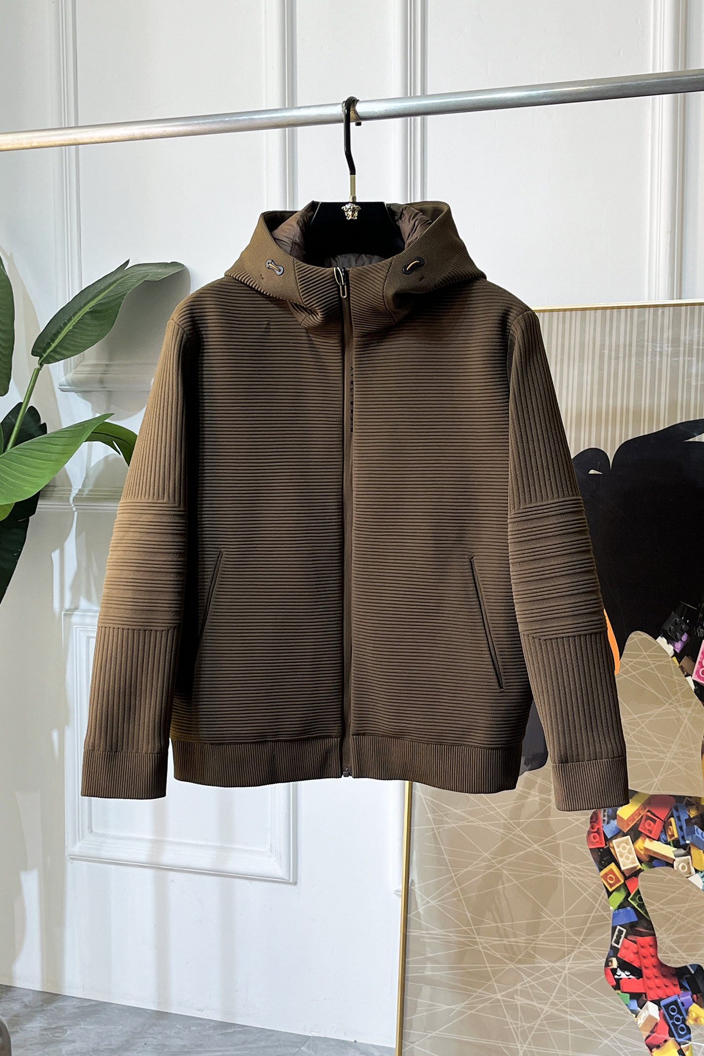 NO:661635,TB - 2025 new winter down jacket, high-quality design, is a must-have for any man, handsome and handsome. Heavy craftsmanship, 90 down filling, but the fashion stance remains firm, first-class texture, crisp and slim. Classic lapel down, mature and stable style, fine texture, good gloss, and very clear texture, simple and elegant style, strong fashion, version leading the current trend, very good upper body effect, novel fabric, soft feel  Fearless and changeable, blooming in comfort and uniqueness. Calmly and confidently walk the way of urban sportsman's spring clothing. Multi-touch fabric selection, showing the eclectic charm. The upper body will not have any wrinkles, the fit is excellent, the upper body is stylish and handsome, the customized accessories are iconic, and the details determine success or failure. Color, color, size M-3XL, can be worn up to 190 pounds.,, jackets & coats, down jacket,  19860909TB - 2025年冬季新款羽绒服外套,高品质设计,是任何男人都必备的王牌好货,帅气爆表.重工艺直冲工艺,90绒填充,但时尚立场坚挺如故,质感一流,挺括修身.经典翻领的羽绒,成熟稳重风,质感细腻,光泽感佳,且纹理非常清晰,款式简洁大气,时尚度强、版型引领当前趋势,上身效果非常好,面料新颖,手感软 无畏多变,舒适与独特中绽放.从容、自信游走都市型男春装之道.多重触感的面料选择,彰显不拘一格的魅力上身不会有任何褶皱,版型极好,上身有型帅气,定制辅料带有标志性,细节决定成败.颜色图色 尺码M-3XL 最大可穿到190斤.,,jackets & coats,down jacket, ,Men's clothing