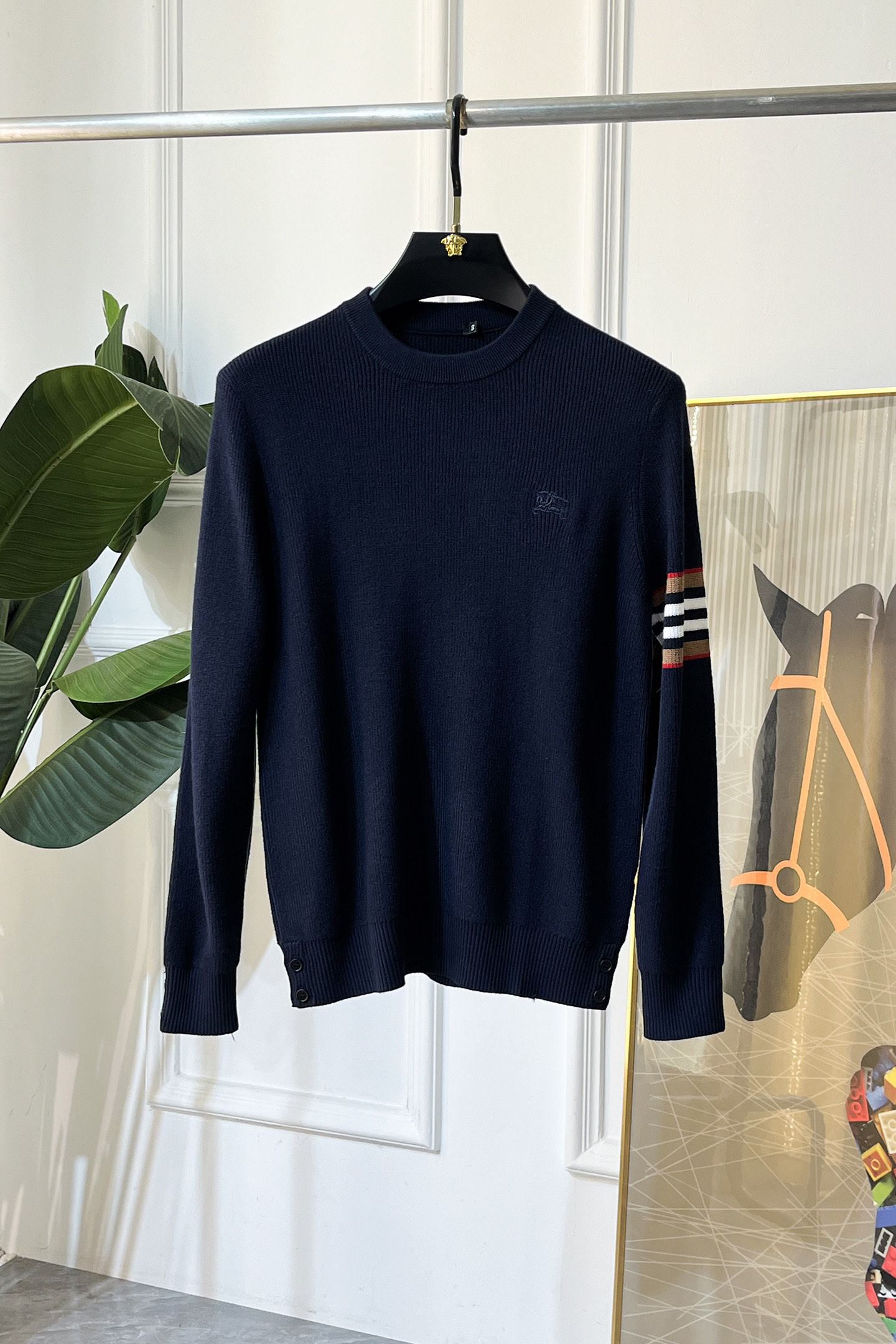 NO:661627,Burberry - 2025ss Autumn and Winter counter hot-selling boutique woolen sweaters, casual and fashionable outerwear, a must-have for inner wear, custom-made imported sheep wool fabric, the fabric has a delicate feel, close to the body and is comfortable without digging into the flesh, and the upper body has a good shape. It is warm to wear, and the counter logo design is very unique. The original quality and craftsmanship are definitely the highest version on the market. The top original version is awesome to wear. It is soft and crisp, not easy to deform. The seams and seams are very rigorous and elegant. Absolutely the first-line OEM requirements!  Don’t miss it, male gods!  Size M-3XL,,burberry, 19860909巴宝莉 - 2025ss秋冬专柜大爆款精品羊毛衫,休闲时尚外穿 内搭必备款,定制进口绵羊毛面料,面料手感细腻,贴身舒适不扎肉,上身版型好 穿着保暖,专柜标志设计非常独特,原版品质与工艺 绝对市场最高版本 顶级原版穿着超赞 柔顺挺括,不易变形.锁边缝盘都非常严谨考究 绝对一线代工要求！男神们别错过！ 尺码 M-3XL,,burberry, ,Men's clothing