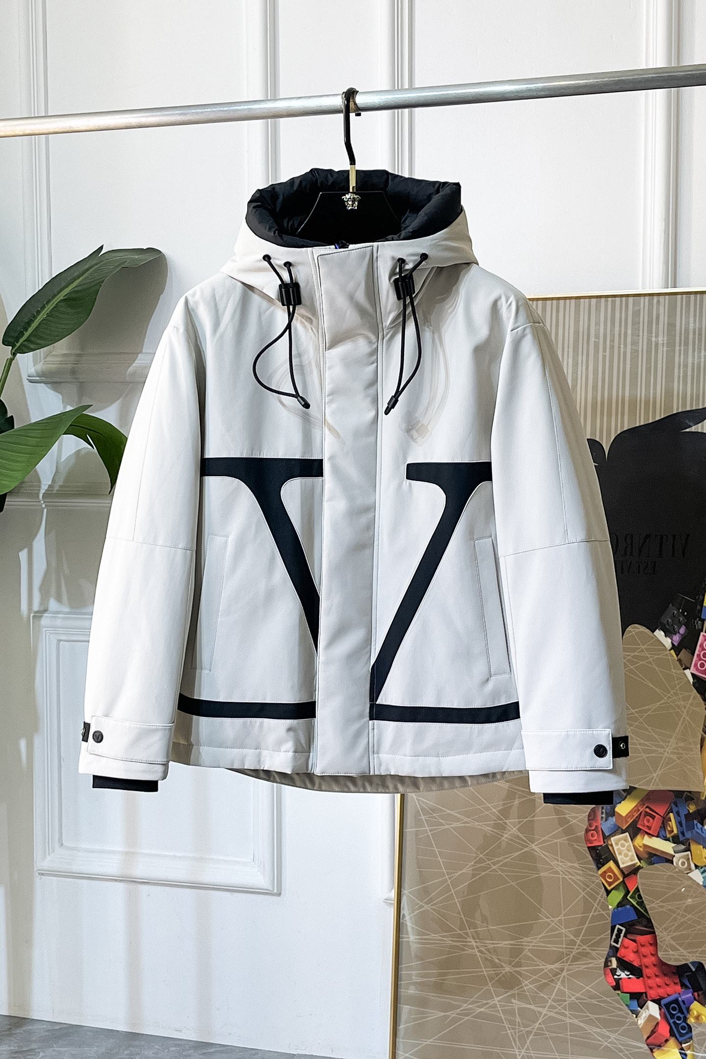 NO:661633,Valentino-  2025 new winter down jacket, high-quality design, is a must-have for any man, handsome and handsome. Heavy craftsmanship, 90 down filling, but the fashion stance remains firm, first-class texture, crisp and slim. Classic lapel down, mature and stable style, fine texture, good gloss, and very clear texture, simple and elegant style, strong fashion, version leading the current trend, very good upper body effect, novel fabric, soft feel  Fearless and changeable, blooming in comfort and uniqueness. Calmly and confidently walk the way of urban sportsman's spring clothing. Multi-touch fabric selection, showing the eclectic charm. The upper body will not have any wrinkles, the fit is excellent, the upper body is stylish and handsome, the customized accessories are iconic, and the details determine success or failure. Colors and colors Sizes M-3XL can be worn up to 190 pounds.,, valentino, jackets & coats, down jacket,  19860909华伦天奴- 2025年冬季新款羽绒服外套,高品质设计,是任何男人都必备的王牌好货,帅气爆表.重工艺直冲工艺,90绒填充,但时尚立场坚挺如故,质感一流,挺括修身.经典翻领的羽绒,成熟稳重风,质感细腻,光泽感佳,且纹理非常清晰,款式简洁大气,时尚度强、版型引领当前趋势,上身效果非常好,面料新颖,手感软 无畏多变,舒适与独特中绽放.从容、自信游走都市型男春装之道.多重触感的面料选择,彰显不拘一格的魅力上身不会有任何褶皱,版型极好,上身有型帅气,定制辅料带有标志性,细节决定成败.颜色图色 尺码M-3XL 最大可穿到190斤.,,valentino,jackets & coats,down jacket, ,Men's clothing