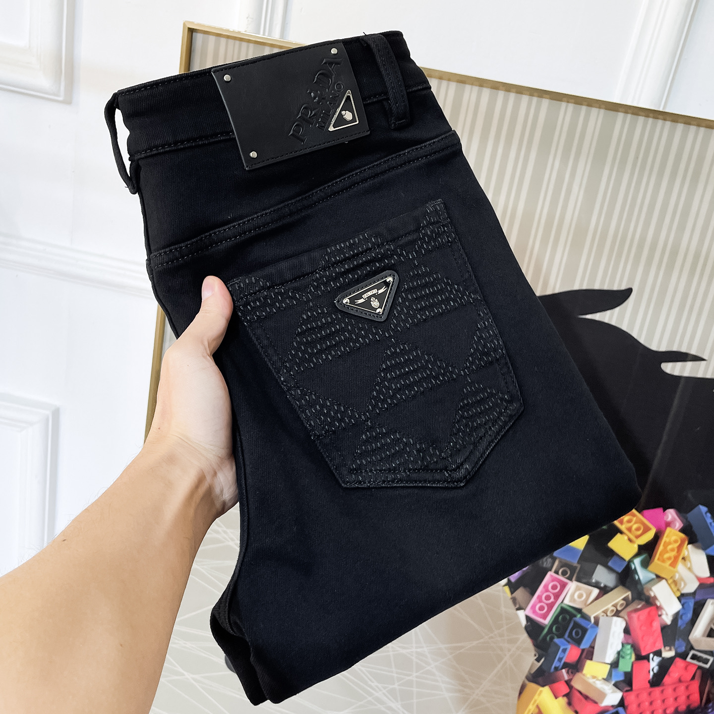 NO:625219,Prada - SS Year of the Snake Autumn and Winter thick fleece jeans. Original 1:1 production, the perfect choice for daily essentials, simple and stylish, custom imported denim fabric, heavy washing process, complex workmanship and exquisite craftsmanship. Easily cater to the needs of the four seasons, soft and elastic to the touch, smooth and neat, original accessories and hardware, comfortable upper body, very easy to wear and durable, size 29-38, prada,jeans,alexander wang19860909普拉达 - ss蛇年秋冬厚款加绒牛仔裤.原单1:1制作,日常必备的完美之选,简单大气亦时尚有型,定制进口丹宁面料 ,重工洗水工艺,做工复杂工艺精湛.轻松迎合四季需要,手感柔软带弹力,流畅利落,原版辅料五金,上身舒适非常易搭耐看码数29-38,,prada,jeans,alexander wang,Men's clothing