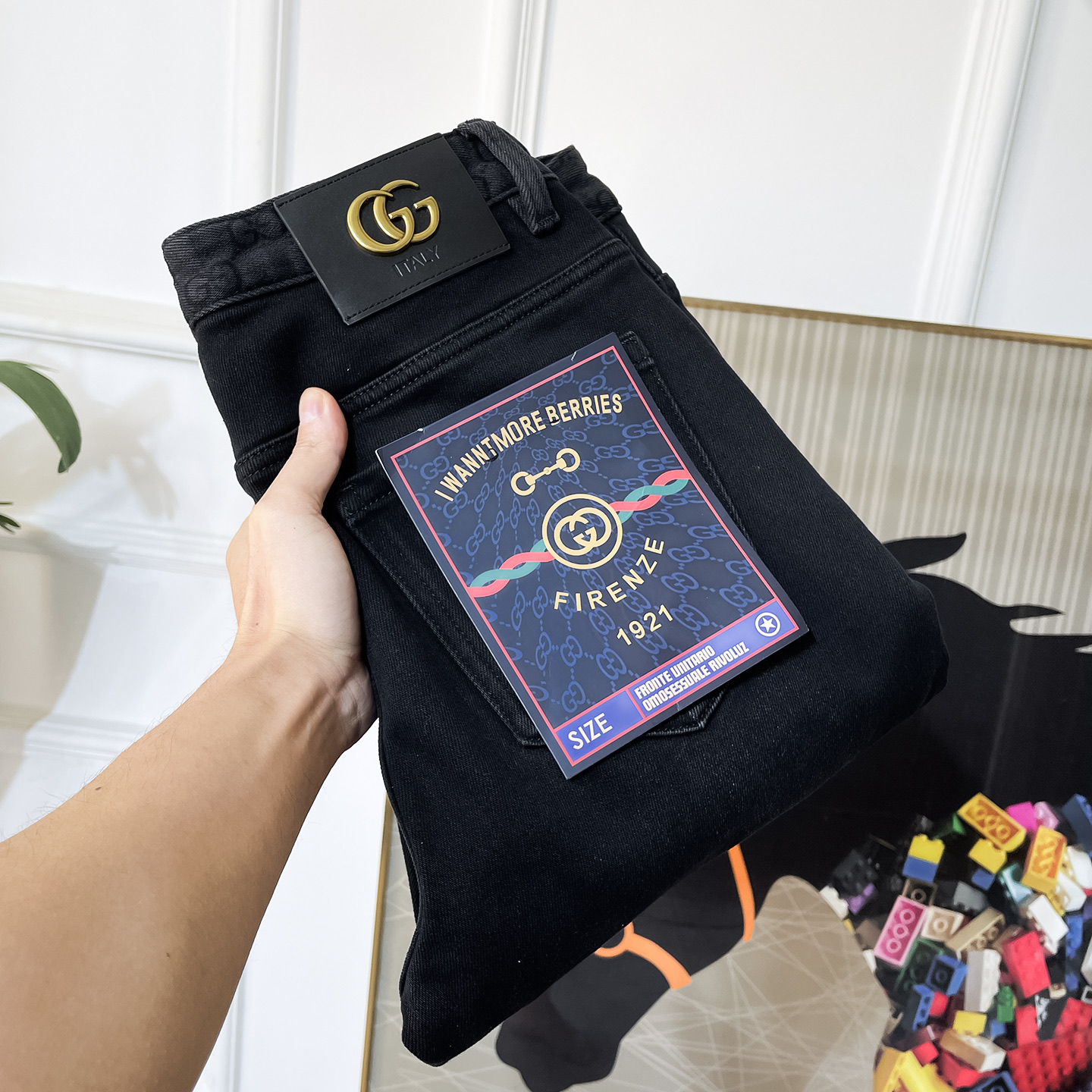 NO:625133,Gucci - 2025ss Year of the Snake Autumn and Winter thick brushed jeans. Original 1:1 production, the perfect choice for daily essentials, simple and elegant, fashionable and stylish, customized imported denim fabric, heavy washing process, complex workmanship and exquisite craftsmanship. Easily cater to the needs of the four seasons, soft and elastic to the touch, smooth and neat, original accessories and hardware, comfortable upper body, very easy to wear and durable, size 29-40, jeans, alexander wang19860909古奇 - 2025ss蛇年秋冬厚款磨毛牛仔裤.原单1:1制作,日常必备的完美之选,简单大气亦时尚有型,定制进口丹宁面料 ,重工洗水工艺,做工复杂工艺精湛.轻松迎合四季需要,手感柔软带弹力,流畅利落,原版辅料五金,上身舒适非常易搭耐看码数29-40,,jeans,alexander wang,Men's clothing