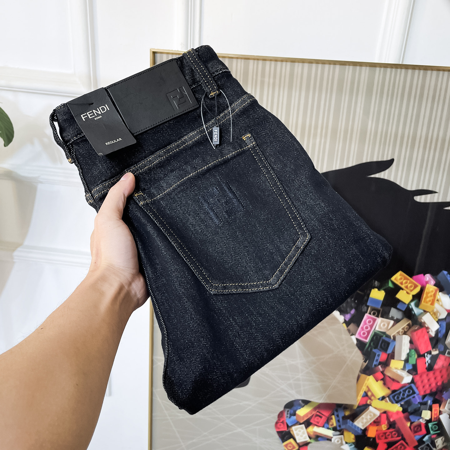 NO:625137,Fendi - 2025ss Year of the Snake autumn and winter thick brushed jeans. Original 1:1 production, the perfect choice for daily essentials, simple and elegant, fashionable and stylish, customized imported denim fabric, heavy washing process, complex workmanship and exquisite craftsmanship. Easily cater to the needs of the four seasons, soft and elastic to the touch, smooth and neat, original accessories and hardware, comfortable upper body, very easy to wear and durable, code number 29-40,, fendi,jeans,alexander wang19860909芬迪 - 2025ss蛇年秋冬厚款磨毛牛仔裤.原单1:1制作,日常必备的完美之选,简单大气亦时尚有型,定制进口丹宁面料 ,重工洗水工艺,做工复杂工艺精湛.轻松迎合四季需要,手感柔软带弹力,流畅利落,原版辅料五金,上身舒适非常易搭耐看码数29-40,,fendi,jeans,alexander wang,Men's clothing