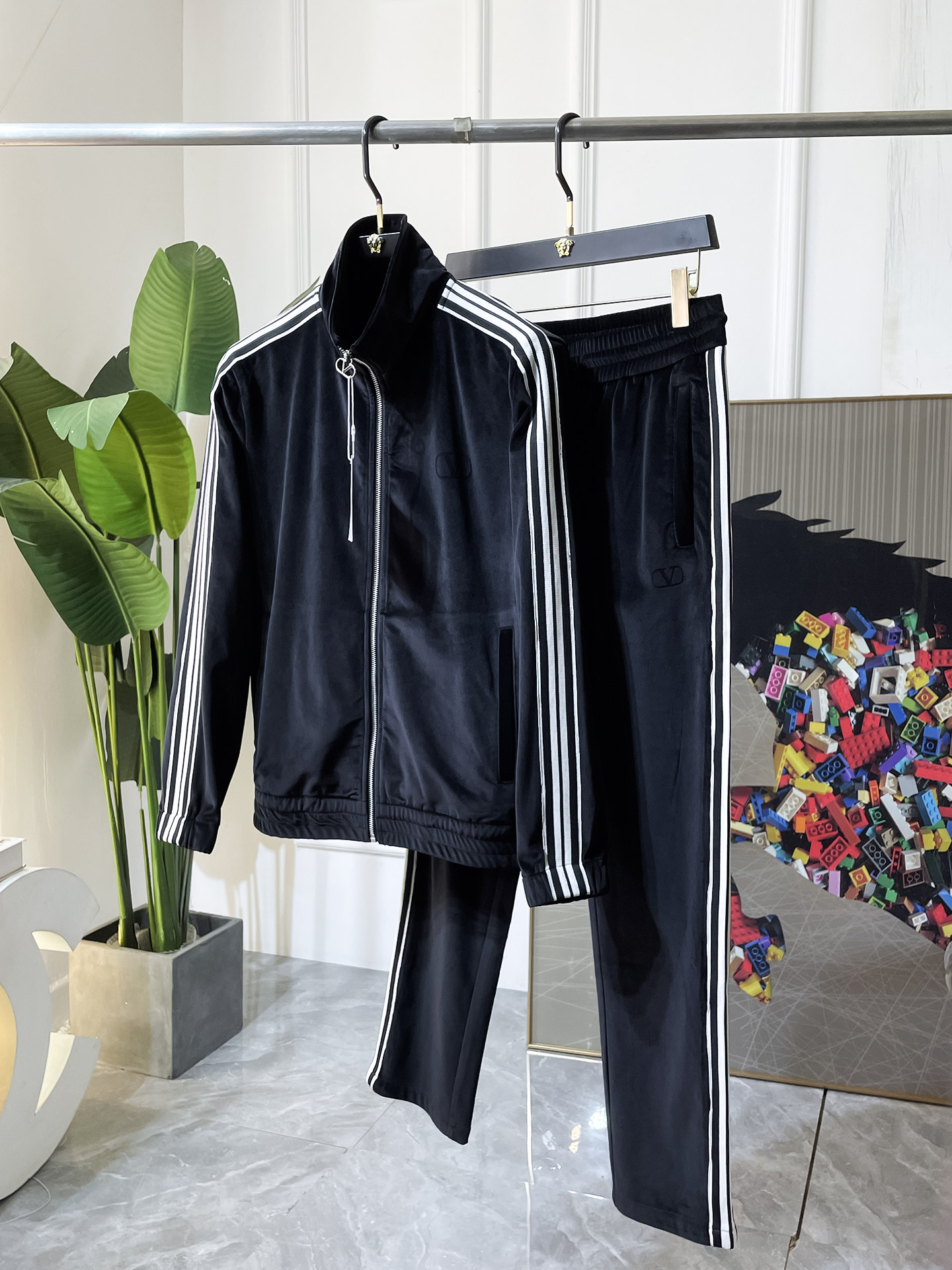 NO:628554,Valentino - 2025ss new autumn casual suits!  Celebrities’ favorite fashion-flavored casual suits are simple and elegant, designed with 11 craftsmanship on the official website!  Clean and neat tailoring, full of urban style. Exclusive top-grade customized fabrics are available. It feels soft and dry, and the upper body effect is crisp and stylish. The three-dimensional cutting technology and the version are of high standards and suitable for the benefits!  It is not tight at all, and you feel good when you put it on. With so many top-quality raw materials, it creates a high-end product with unparalleled value. It is the first choice for high-end fashion people with complete three standards, and the upper body effect is super good-looking!  Code number: M-4XL,,valentino,alexander wang19860909华伦天奴- 2025ss秋装新品休闲套装！明星最爱时装味休闲套装 简单大方,官网11工艺设计！干净利落剪裁 都市风十足 可供独家顶级定制面料,手感软糯干爽,上身效果挺括有型.立体裁剪工艺,版型上都是高标准,恰当好处的廓型版！又恰恰不紧绷,穿上心情就好,如此众多的顶级原料,打造出价值感无与伦比的高端产品,三标齐全高端潮流时尚人士首选,上身效果超级好看！码数:M-4XL,,valentino,alexander wang,Men's clothing