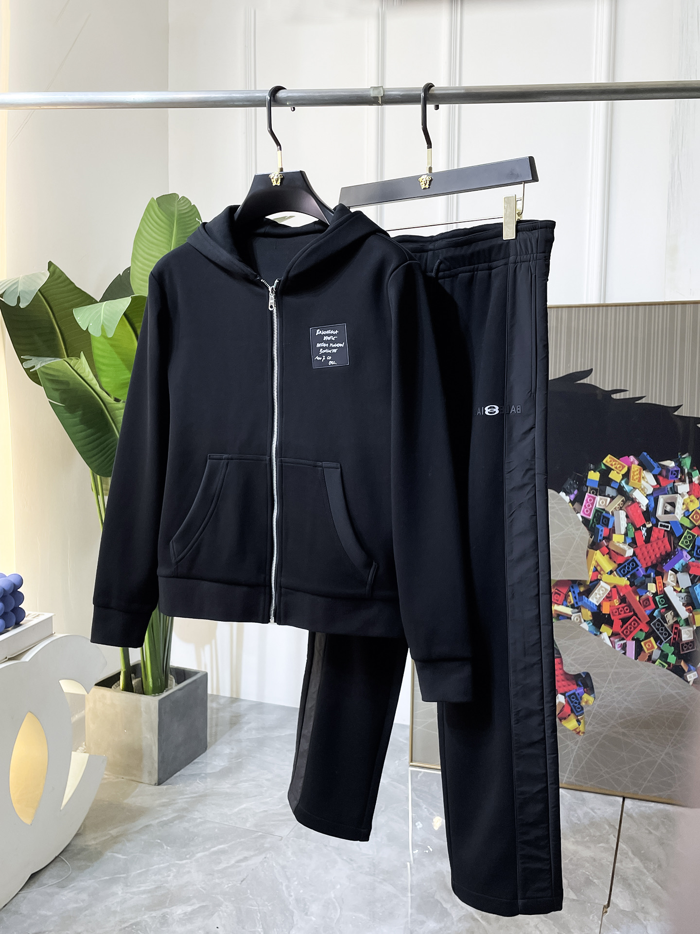 NO:628547,Balenciaga - 2025ss new autumn casual suits!  Celebrities’ favorite fashion-flavored casual suits are simple and elegant, designed with 11 craftsmanship on the official website!  Clean and neat tailoring, full of urban style. Exclusive top-grade customized fabrics are available. It feels soft and dry, and the upper body effect is crisp and stylish. The three-dimensional cutting technology and the version are of high standards and suitable for the benefits!  It is not tight at all, and you feel good when you put it on. With so many top-quality raw materials, it creates a high-end product with unparalleled value. It is the first choice for high-end fashion people with complete three standards, and the upper body effect is super good-looking!  Size:M-4XL,,balenciaga,alexander wang19860909巴黎世家- 2025ss秋装新品休闲套装！明星最爱时装味休闲套装 简单大方,官网11工艺设计！干净利落剪裁 都市风十足 可供独家顶级定制面料,手感软糯干爽,上身效果挺括有型.立体裁剪工艺,版型上都是高标准,恰当好处的廓型版！又恰恰不紧绷,穿上心情就好,如此众多的顶级原料,打造出价值感无与伦比的高端产品,三标齐全高端潮流时尚人士首选,上身效果超级好看！码数:M-4XL,,balenciaga,alexander wang,Men's clothing