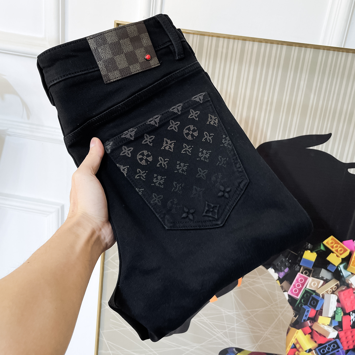 NO:625161,LV- 2025ss Year of the Snake Autumn and Winter thick fleece jeans. Original 1:1 production, the perfect choice for daily necessities, simple and stylish, custom imported denim fabric, heavy washing process, complex workmanship and exquisite craftsmanship. Easily cater to the needs of the four seasons, soft and elastic to the touch, smooth and neat, original accessories and hardware, comfortable upper body, very easy to wear and durable, size 29-38, louis vuitton, jeans, alexander wang19860909LV- 2025ss蛇年秋冬厚款加绒牛仔裤.原单1:1制作,日常必备的完美之选,简单大气亦时尚有型,定制进口丹宁面料 ,重工洗水工艺,做工复杂工艺精湛.轻松迎合四季需要,手感柔软带弹力,流畅利落,原版辅料五金,上身舒适非常易搭耐看码数29-38,,louis vuitton,jeans,alexander wang,Men's clothing