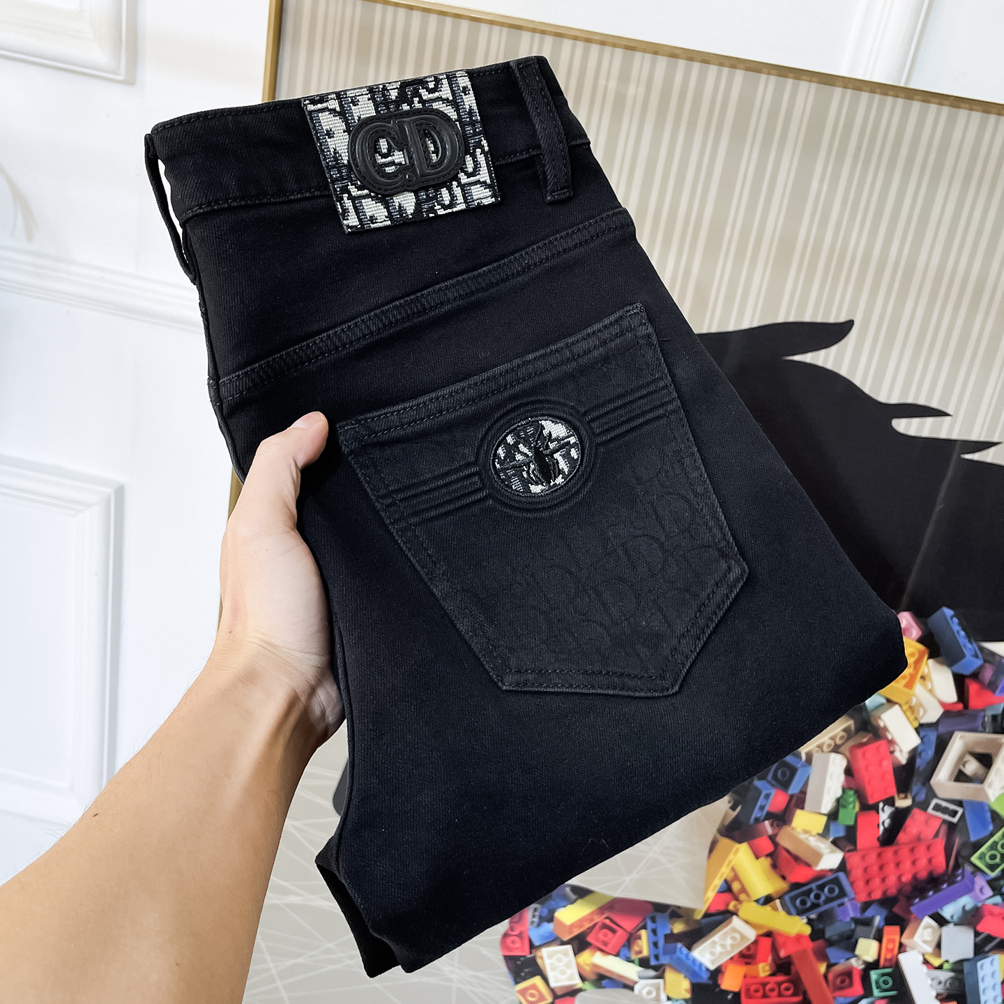 NO:625165,Dior - 2025ss Year of the Snake Autumn and Winter thick fleece jeans. Original 1:1 production, the perfect choice for daily essentials, simple and stylish, custom imported denim fabric, heavy washing process, complex workmanship and exquisite craftsmanship. Easily cater to the needs of the four seasons, soft and elastic to the touch, smooth and neat, original accessories and hardware, comfortable upper body, very easy to wear and durable, size 29-38, dior,jeans,alexander wang19860909迪奥 - 2025ss蛇年秋冬厚款加绒牛仔裤.原单1:1制作,日常必备的完美之选,简单大气亦时尚有型,定制进口丹宁面料 ,重工洗水工艺,做工复杂工艺精湛.轻松迎合四季需要,手感柔软带弹力,流畅利落,原版辅料五金,上身舒适非常易搭耐看码数29-38,,dior,jeans,alexander wang,Men's clothing