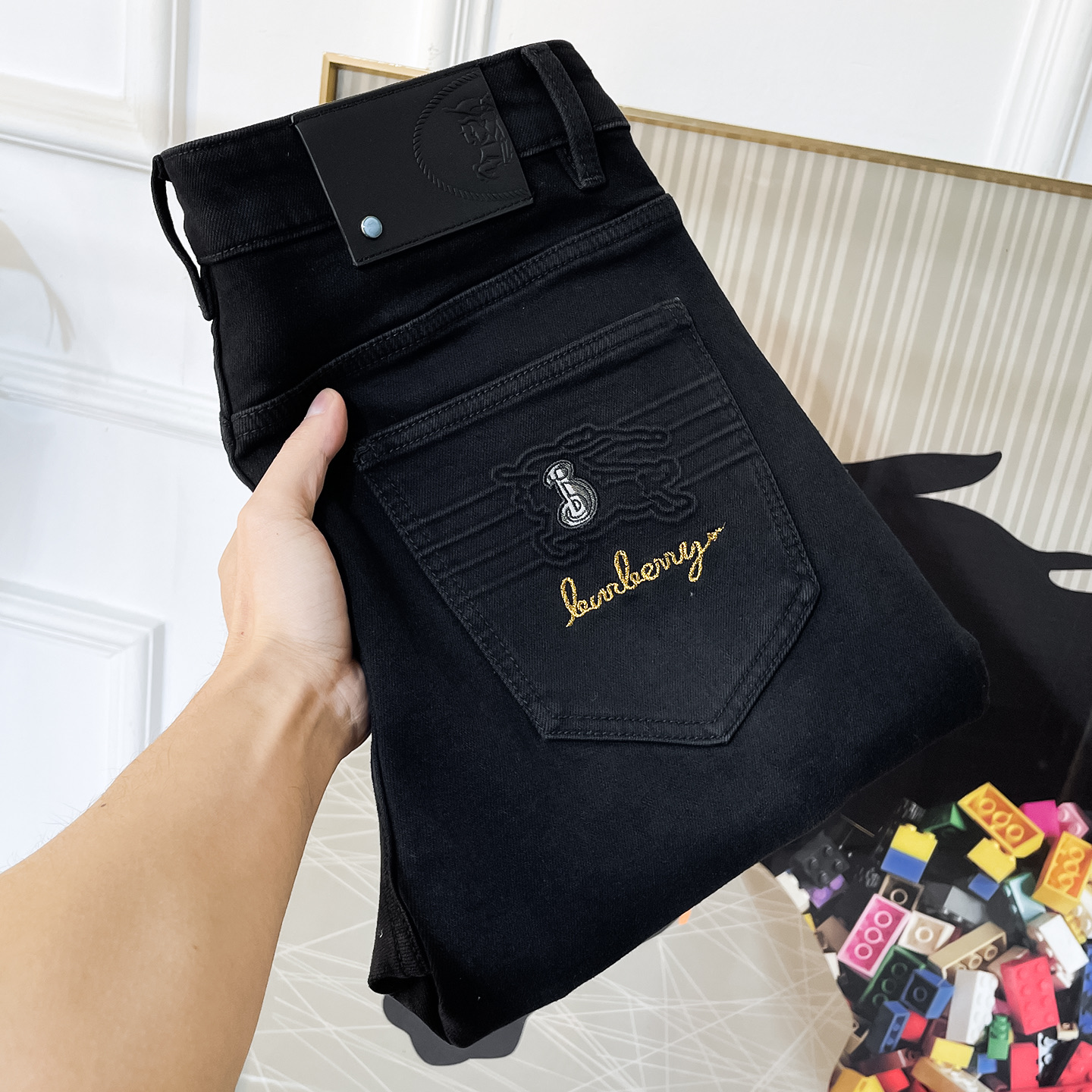 NO:625123,Burberry - 2025ss Year of the Snake autumn and winter thick fleece jeans. Original 1:1 production, the perfect choice for daily necessities, simple and elegant, fashionable and stylish, custom imported denim fabric, heavy washing process, complex workmanship and exquisite craftsmanship. Easily cater to the needs of the four seasons, soft and stretchy feel, smooth and neat, original accessories and hardware, comfortable upper body, very easy to wear and durable, code number 29-38, burberry,jeans,alexander wang19860909巴宝莉 - 2025ss蛇年秋冬厚款加绒牛仔裤.原单1:1制作,日常必备的完美之选,简单大气亦时尚有型,定制进口丹宁面料 ,重工洗水工艺,做工复杂工艺精湛.轻松迎合四季需要,手感柔软带弹力,流畅利落,原版辅料五金,上身舒适非常易搭耐看码数29-38,,burberry,jeans,alexander wang,Men's clothing