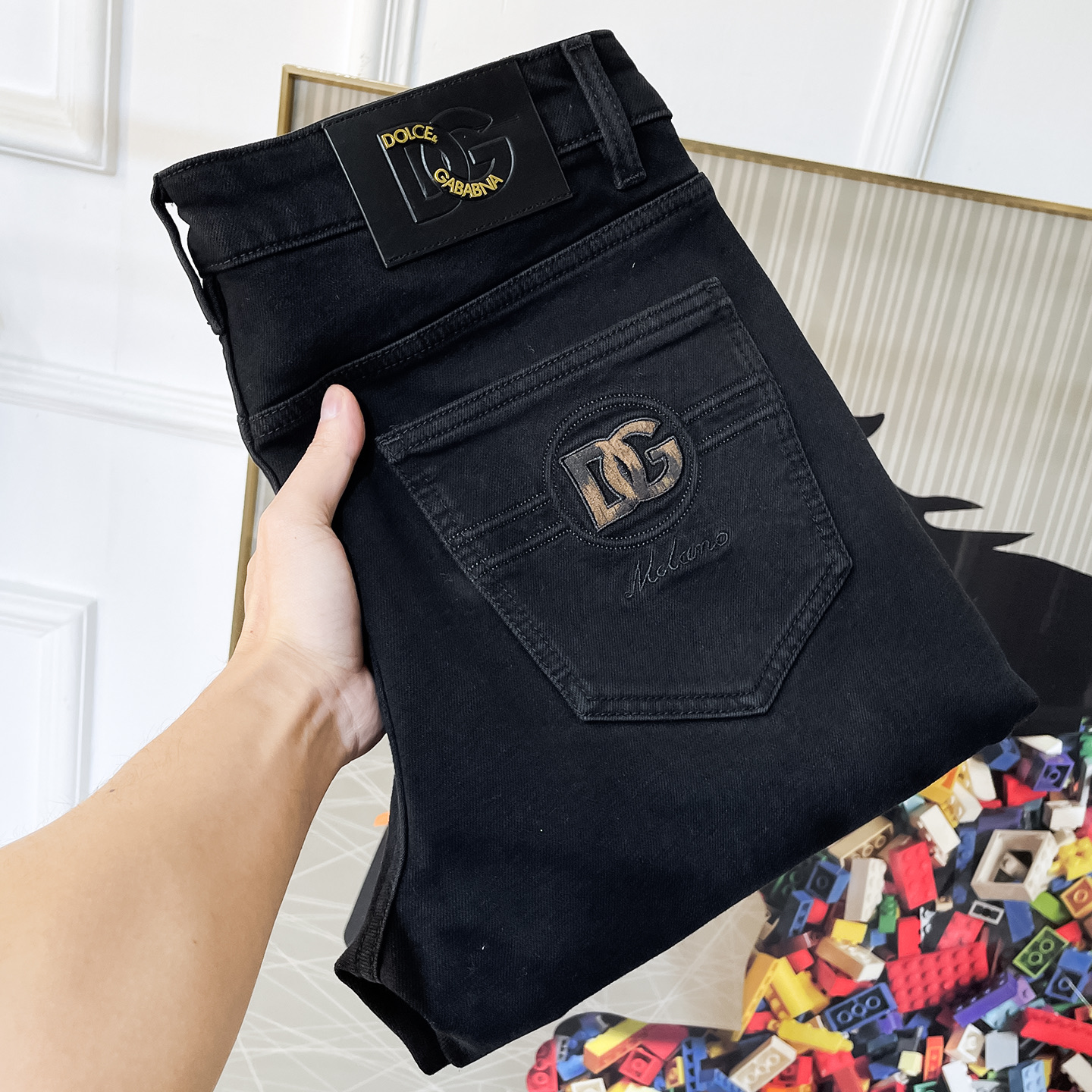 NO:625156,DG - 2025ss Year of the Snake Autumn and Winter thick fleece jeans. Original 1:1 production, a perfect choice for daily necessities, simple and elegant, fashionable and stylish, customized imported denim fabric, heavy washing process, complex workmanship and exquisite craftsmanship. Easily cater to the needs of the four seasons, soft and elastic to the touch, smooth and neat, original accessories and hardware, comfortable upper body, very easy to wear and durable, code number 29-38,, jeans, alexander wang19860909DG - 2025ss蛇年秋冬厚款加绒牛仔裤.原单1:1制作,日常必备的完美之选,简单大气亦时尚有型,定制进口丹宁面料 ,重工洗水工艺,做工复杂工艺精湛.轻松迎合四季需要,手感柔软带弹力,流畅利落,原版辅料五金,上身舒适非常易搭耐看码数29-38,,jeans,alexander wang,Men's clothing